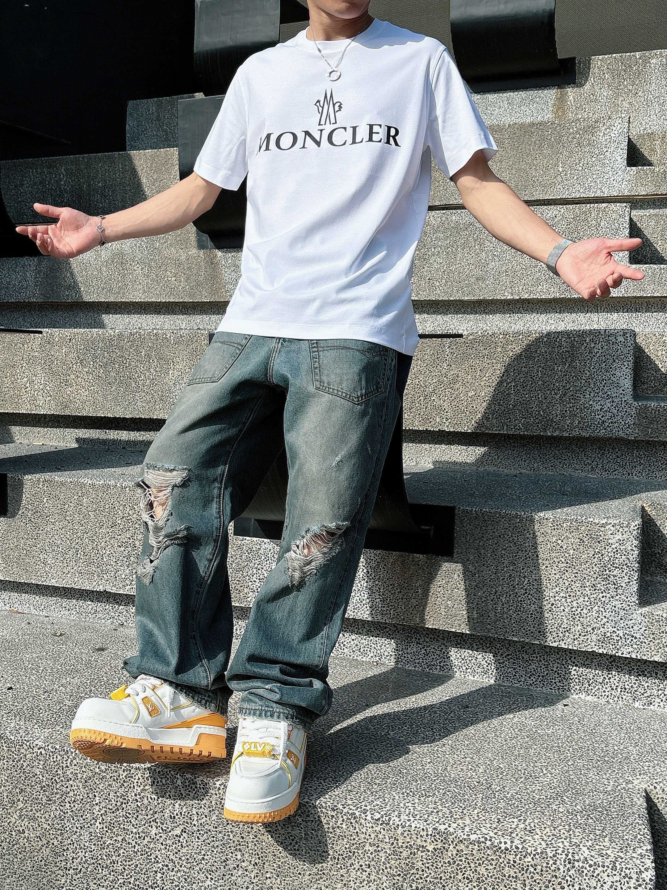 蒙口 2025春夏新款首发专柜最新款短袖圆领T恤 高端订制 设计前卫时尚！品牌logo重工艺设计 高端定