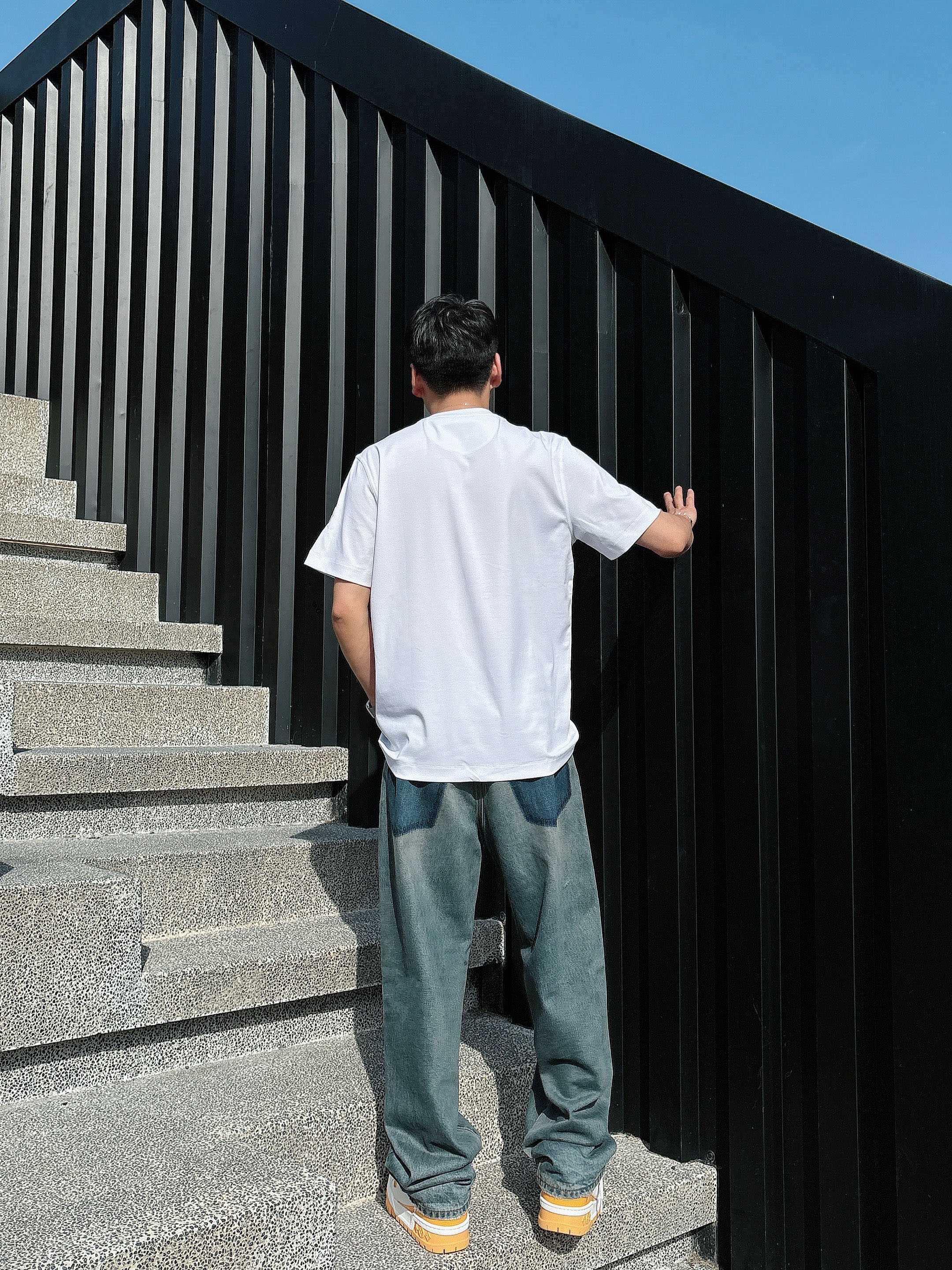 蒙口 2025春夏新款首发专柜最新款短袖圆领T恤 高端订制 设计前卫时尚！品牌logo重工艺设计 高端定