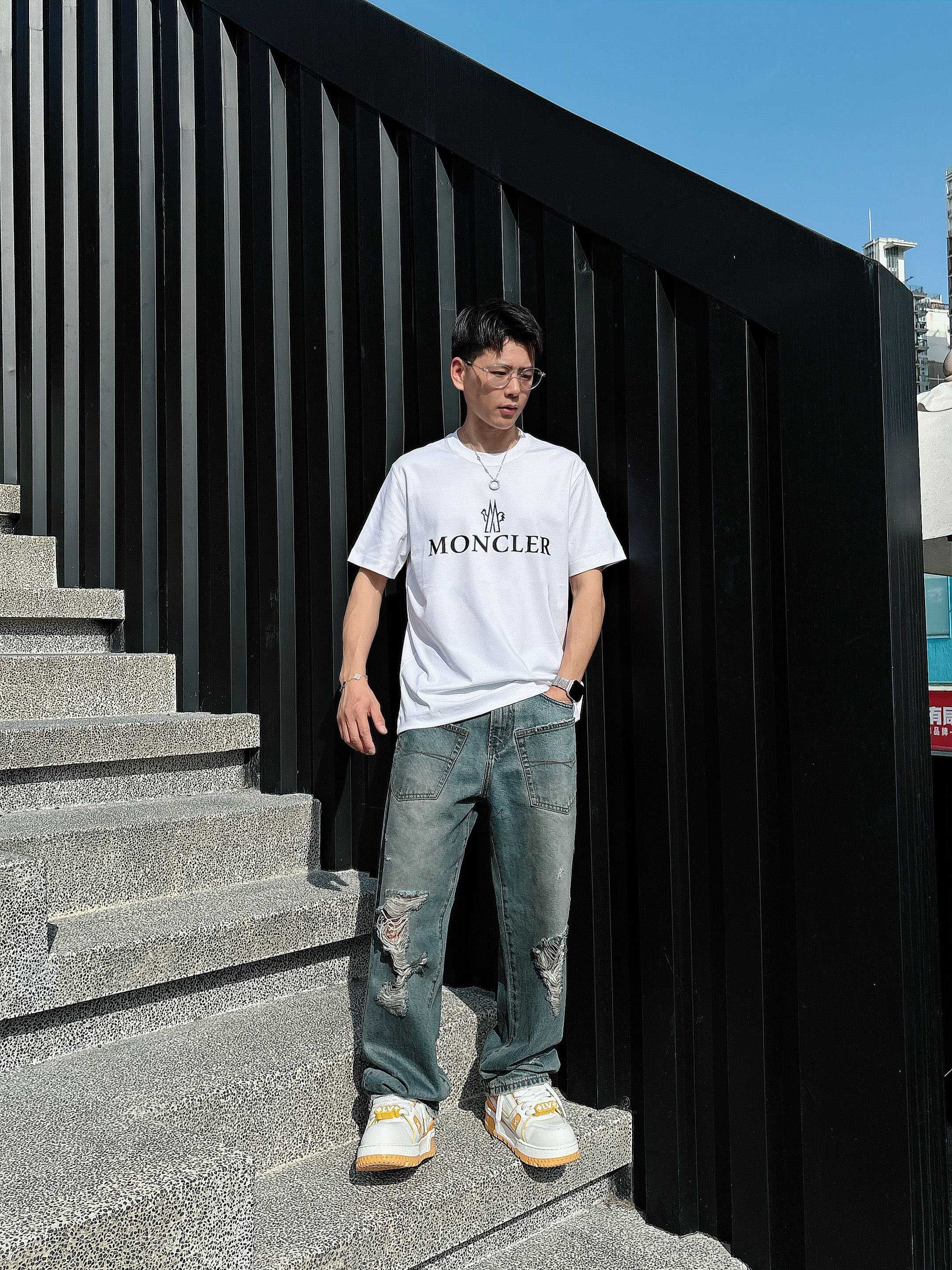 蒙口 2025春夏新款首发专柜最新款短袖圆领T恤 高端订制 设计前卫时尚！品牌logo重工艺设计 高端定