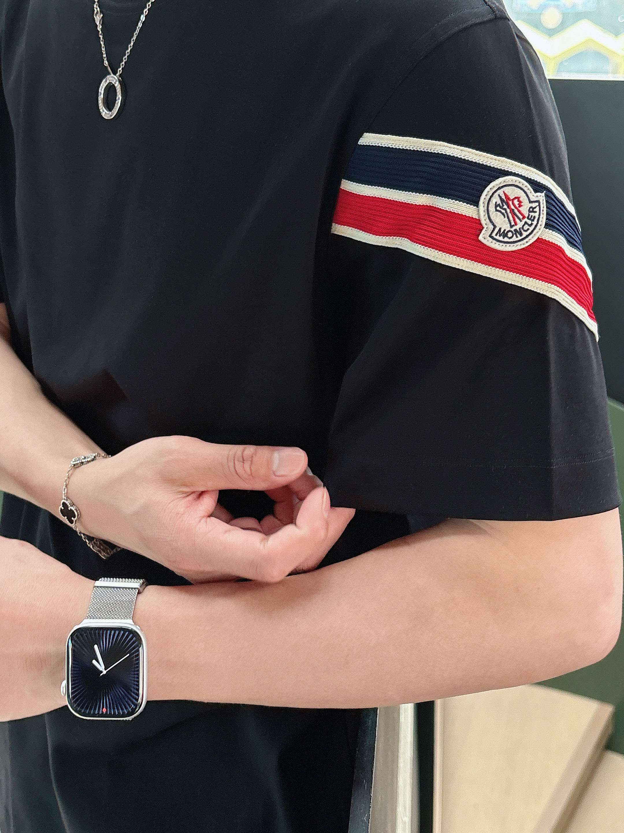 蒙口 2025春夏新款首发专柜最新款短袖圆领T恤 高端订制 设计前卫时尚！品牌logo重工艺设计 高端定