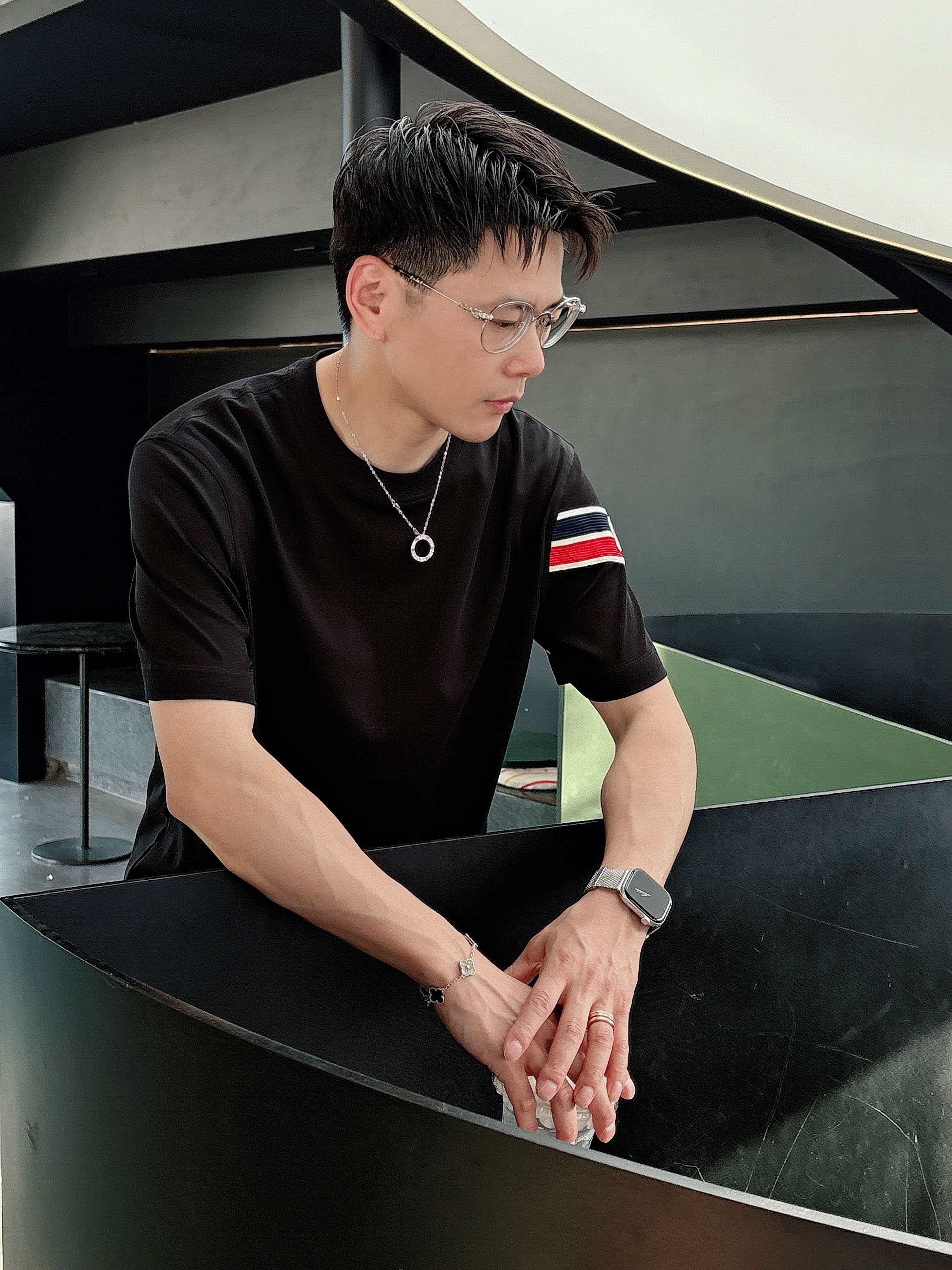 蒙口 2025春夏新款首发专柜最新款短袖圆领T恤 高端订制 设计前卫时尚！品牌logo重工艺设计 高端定