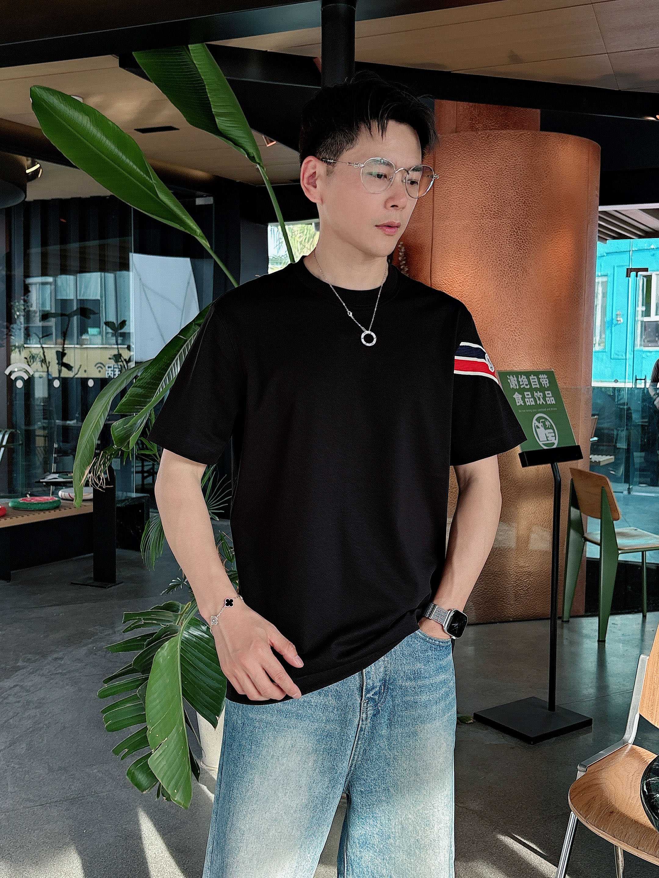 蒙口 2025春夏新款首发专柜最新款短袖圆领T恤 高端订制 设计前卫时尚！品牌logo重工艺设计 高端定