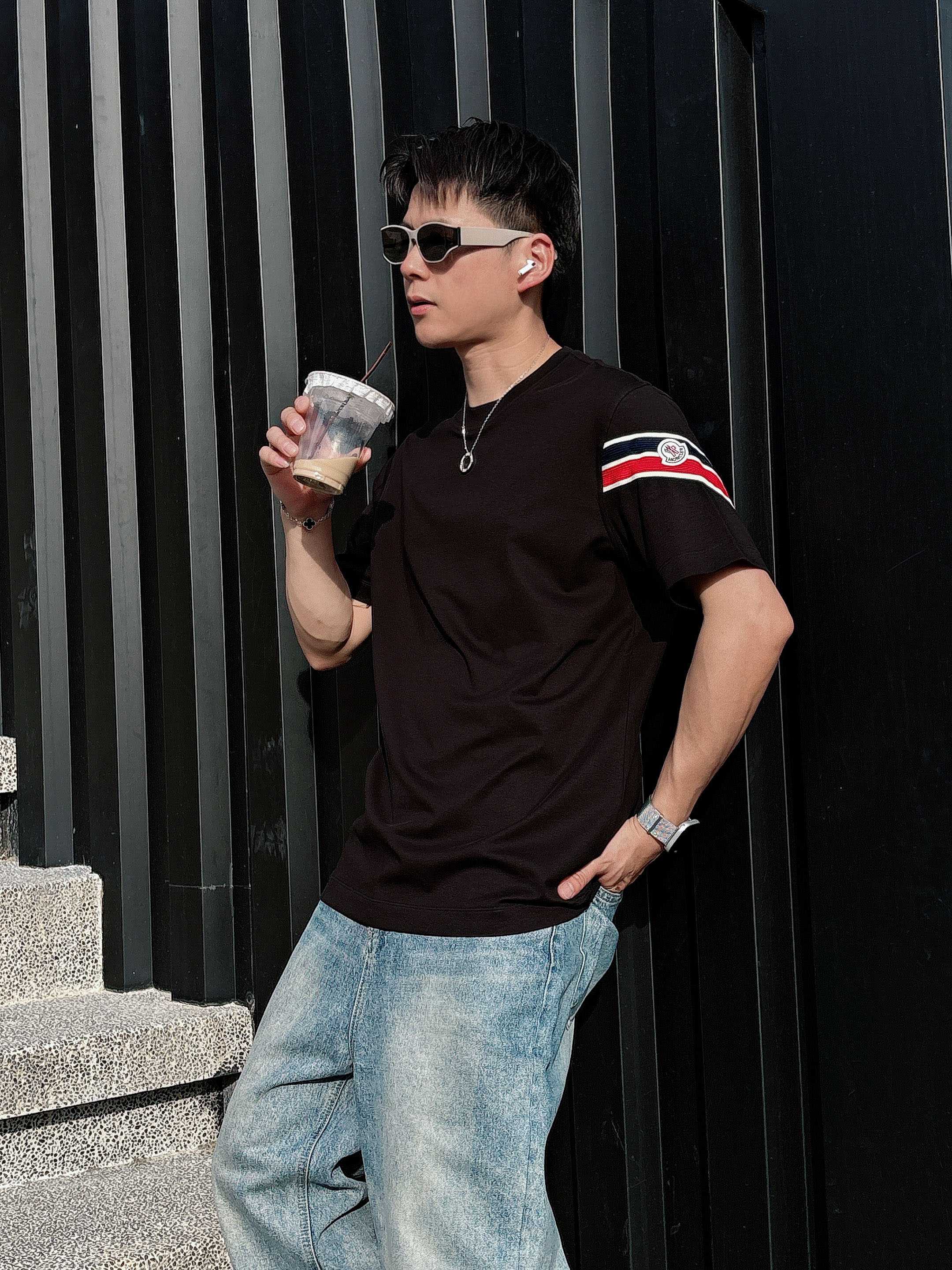 蒙口 2025春夏新款首发专柜最新款短袖圆领T恤 高端订制 设计前卫时尚！品牌logo重工艺设计 高端定