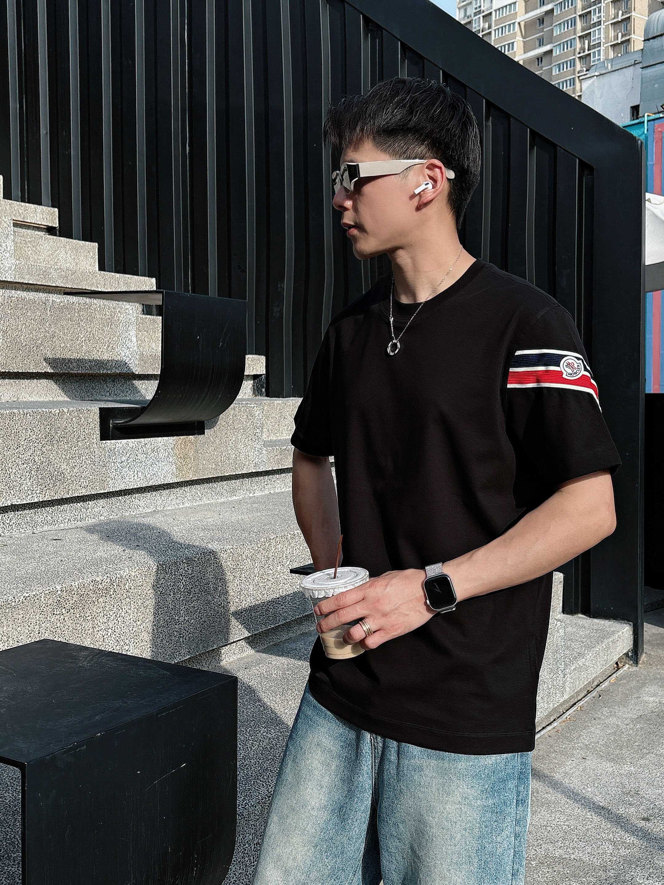 蒙口 2025春夏新款首发专柜最新款短袖圆领T恤 高端订制 设计前卫时尚！品牌logo重工艺设计 高端定