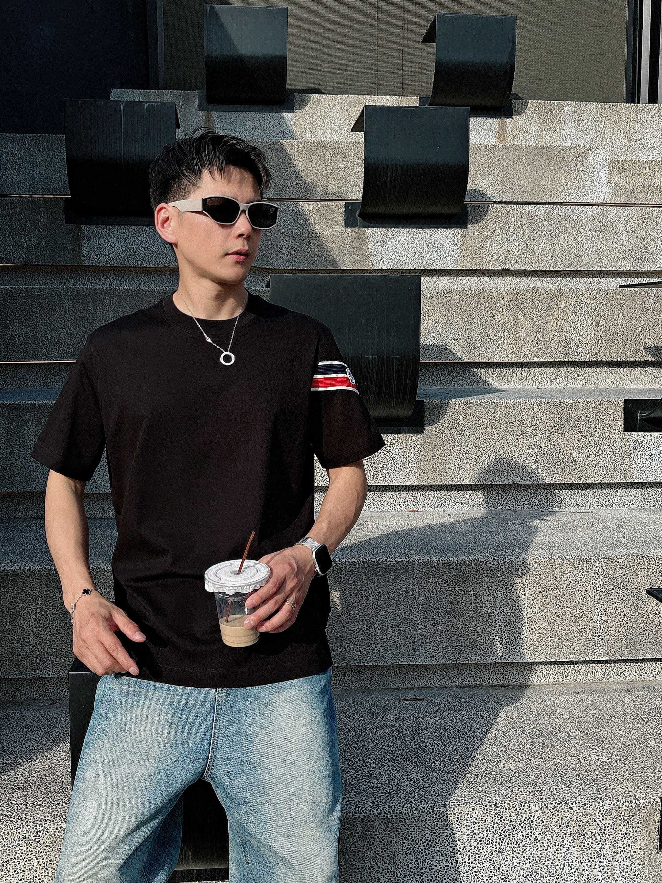 蒙口 2025春夏新款首发专柜最新款短袖圆领T恤 高端订制 设计前卫时尚！品牌logo重工艺设计 高端定