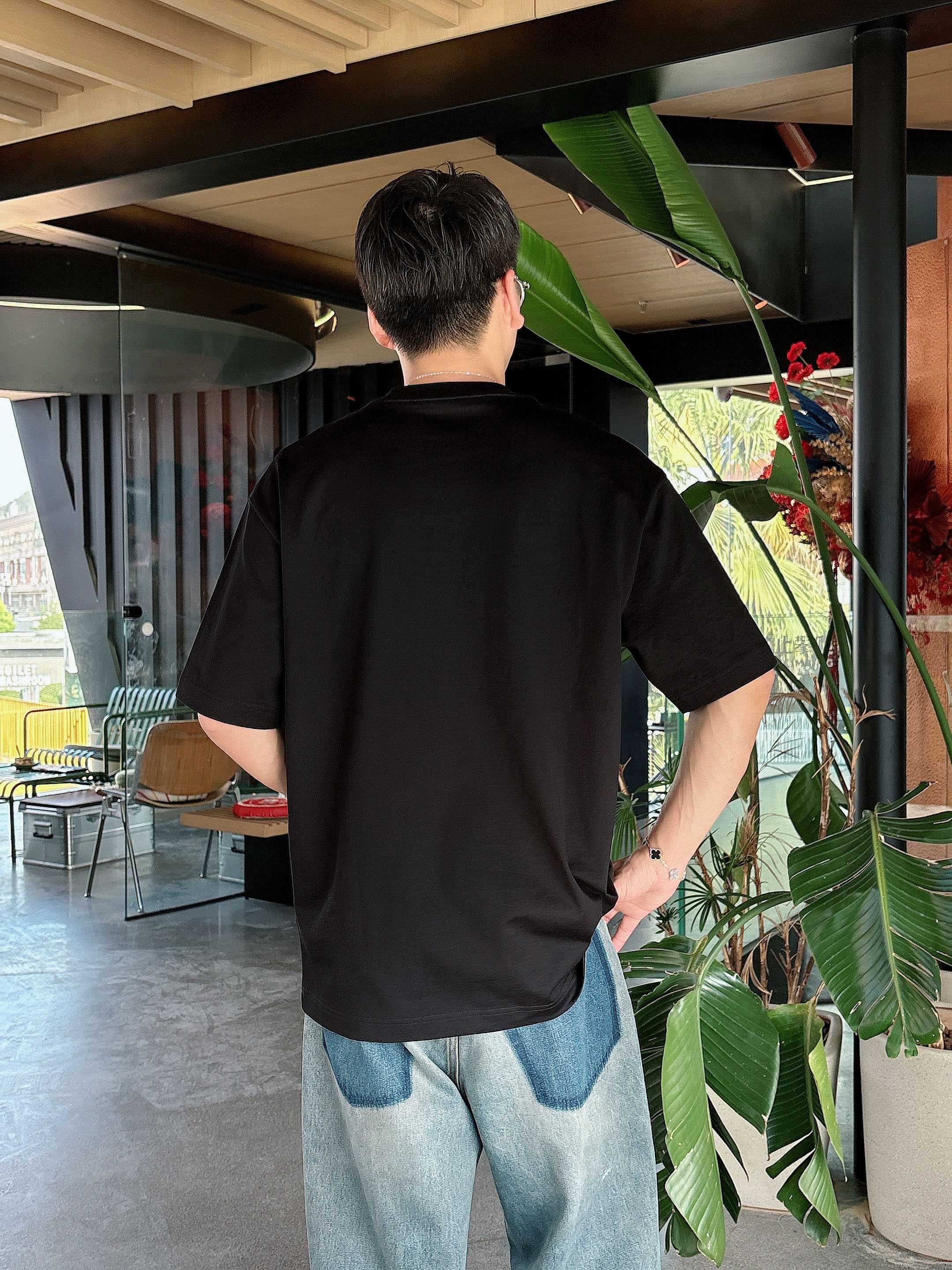 古驰 2025春夏新款首发专柜最新款短袖圆领T恤 高端订制 设计前卫时尚！品牌logo重工艺设计 高端定