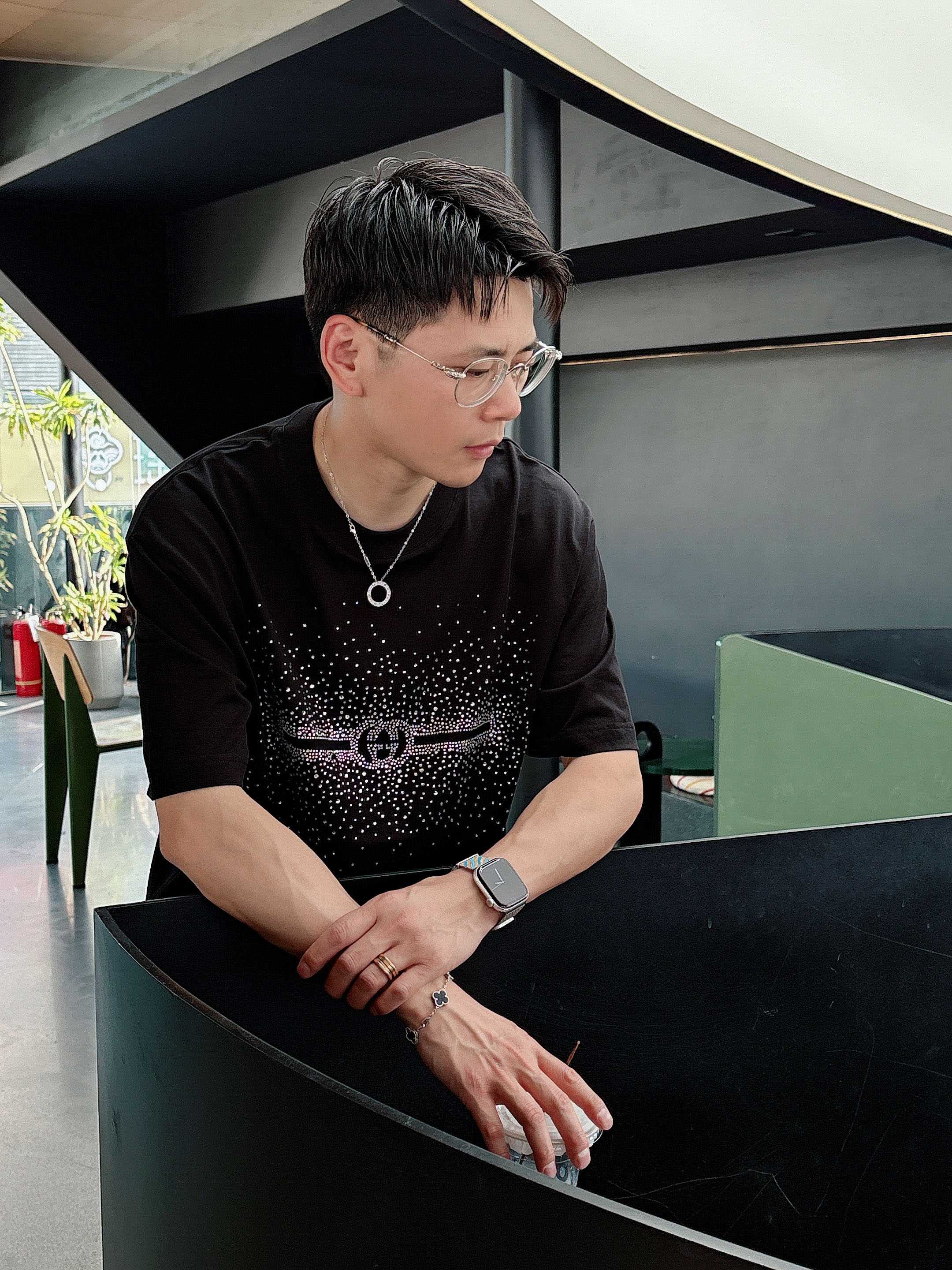 古驰 2025春夏新款首发专柜最新款短袖圆领T恤 高端订制 设计前卫时尚！品牌logo重工艺设计 高端定