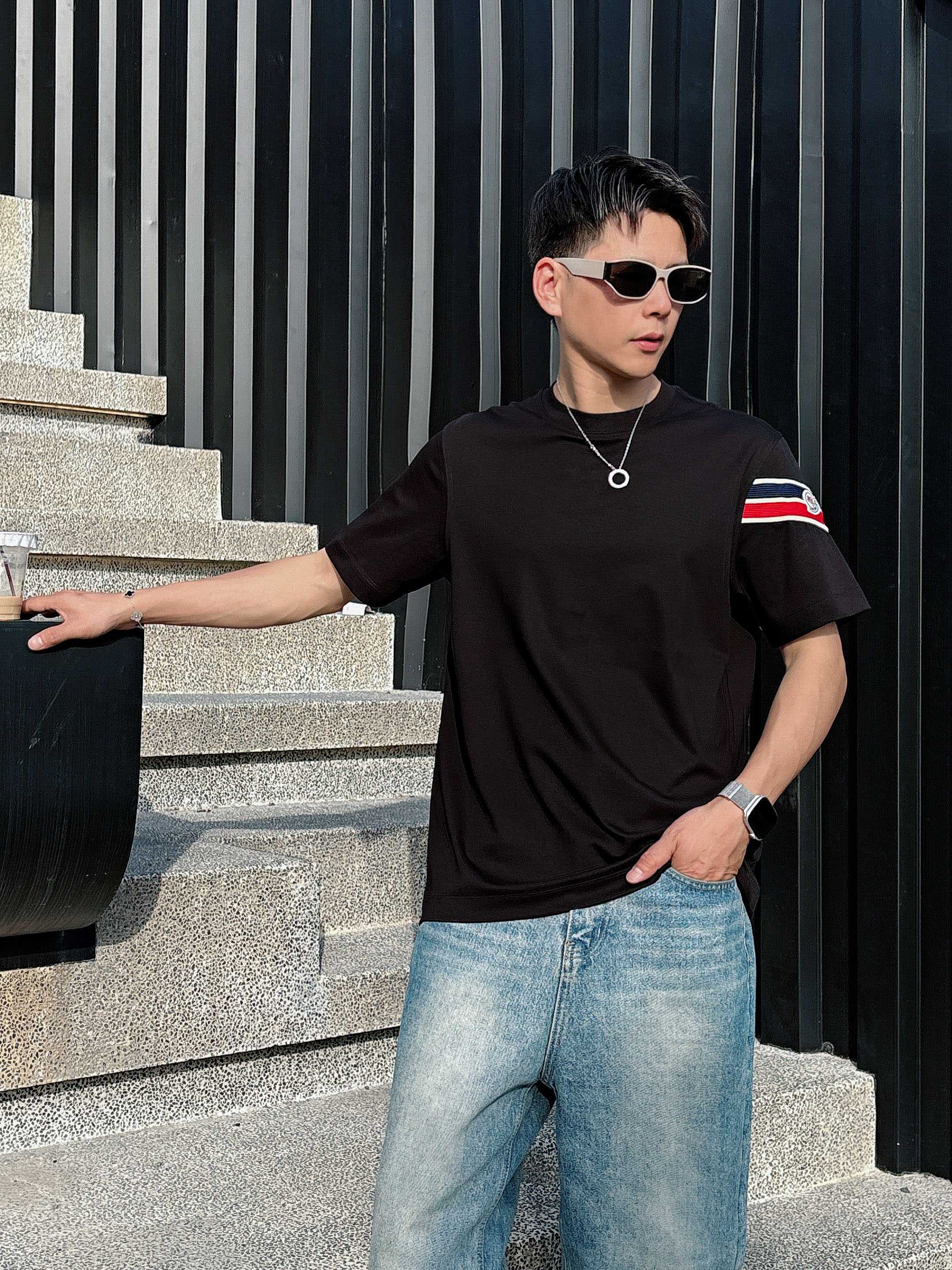 蒙口 2025春夏新款首发专柜最新款短袖圆领T恤 高端订制 设计前卫时尚！品牌logo重工艺设计 高端定