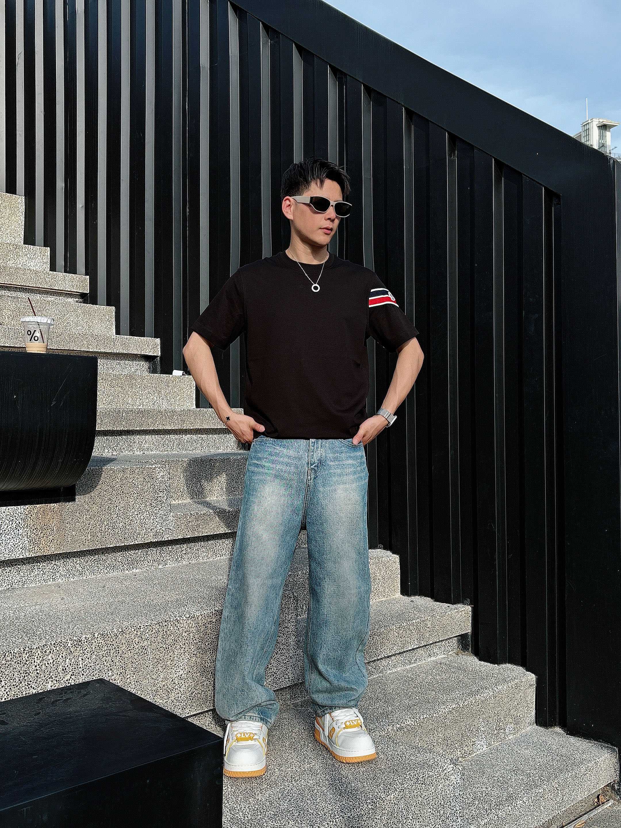 蒙口 2025春夏新款首发专柜最新款短袖圆领T恤 高端订制 设计前卫时尚！品牌logo重工艺设计 高端定