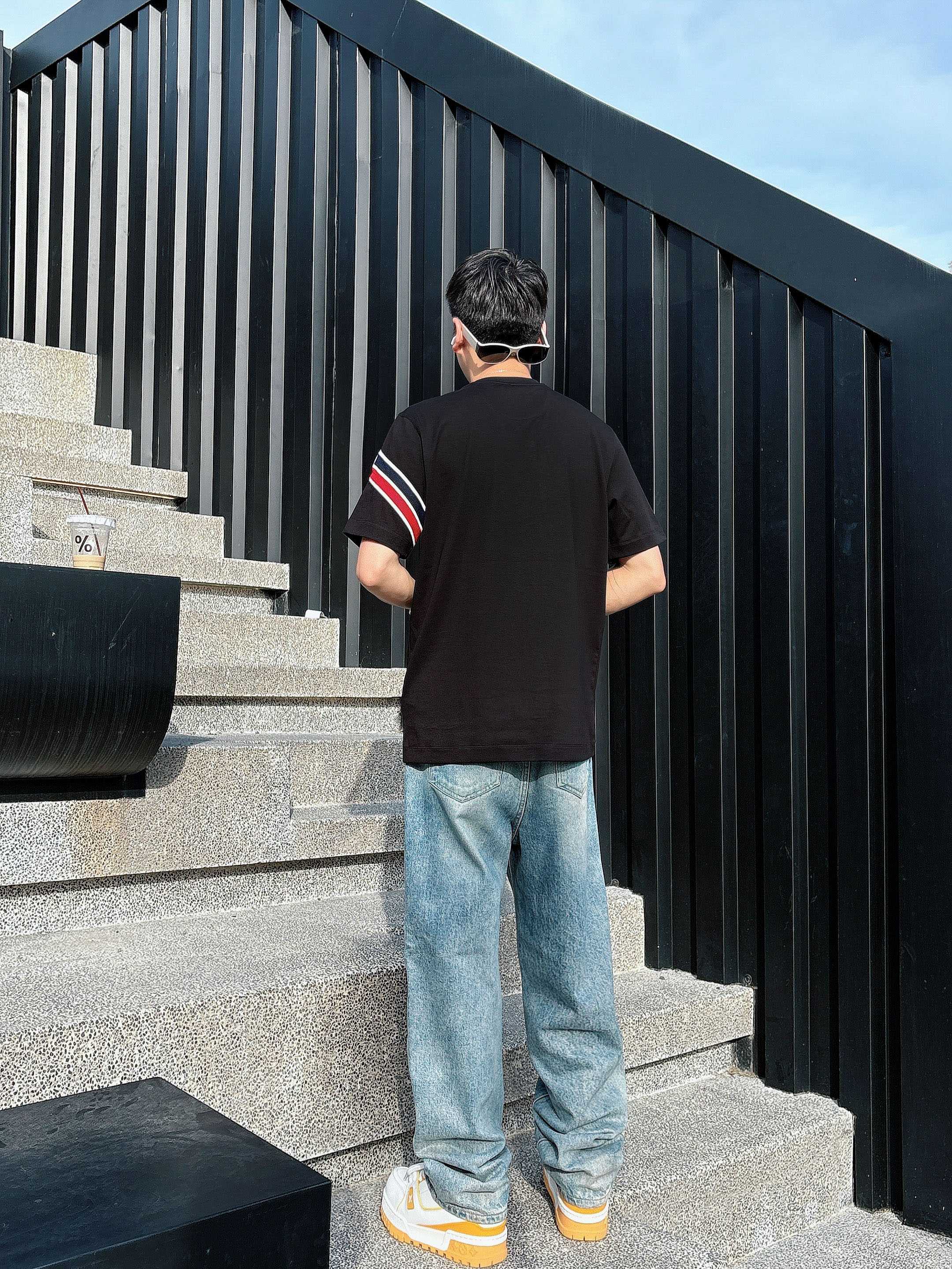 蒙口 2025春夏新款首发专柜最新款短袖圆领T恤 高端订制 设计前卫时尚！品牌logo重工艺设计 高端定