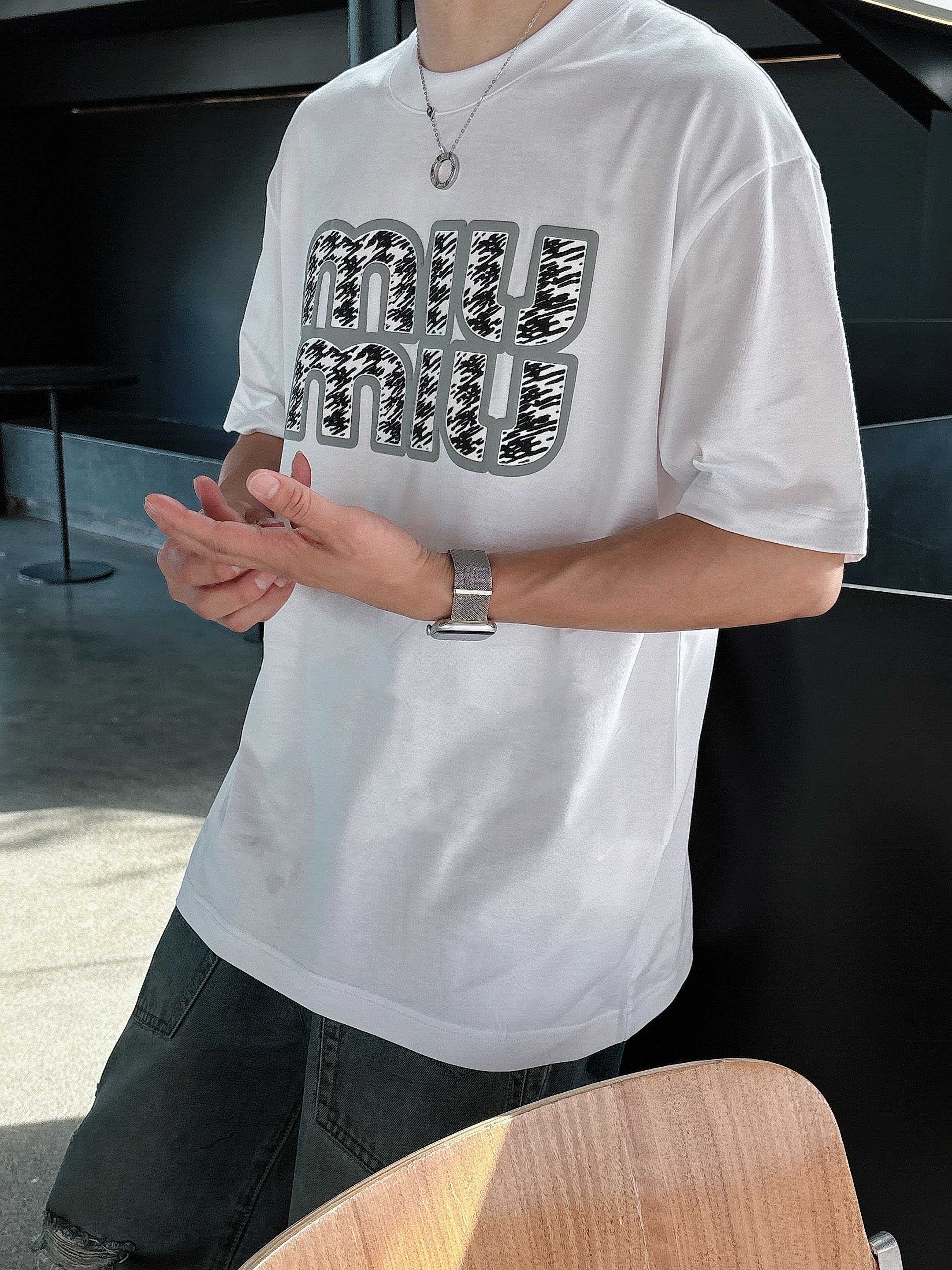 miumiu 2025春夏新款首发专柜最新款短袖圆领T恤 高端订制 设计前卫时尚！品牌logo重工艺设计