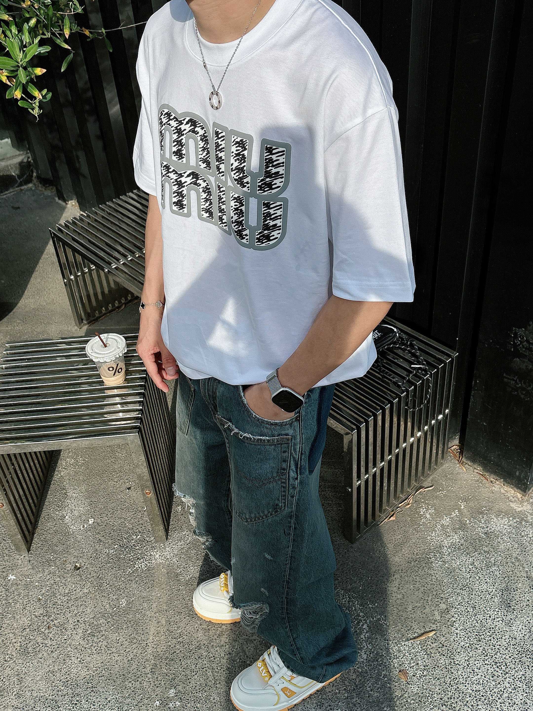 miumiu 2025春夏新款首发专柜最新款短袖圆领T恤 高端订制 设计前卫时尚！品牌logo重工艺设计