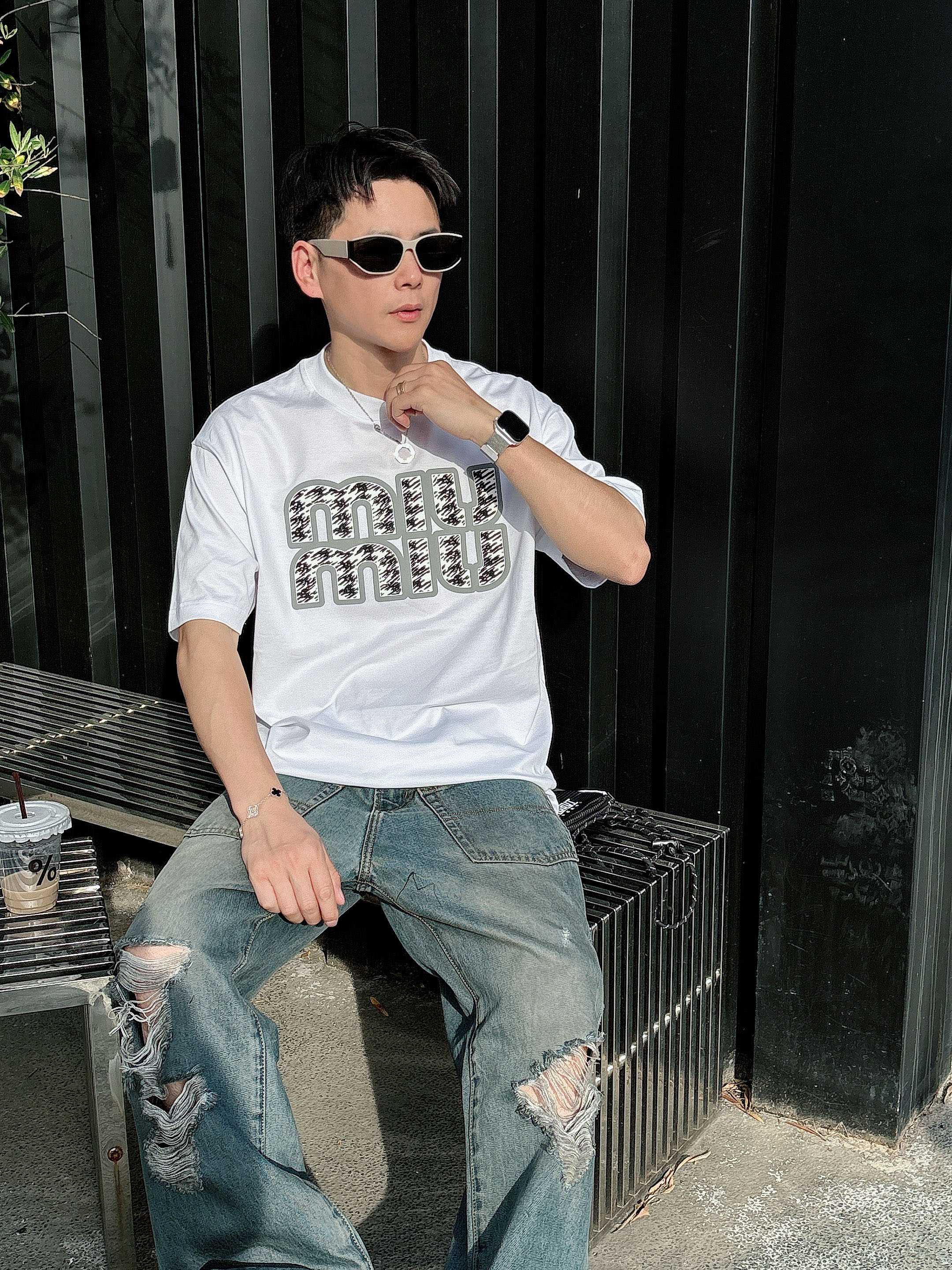 miumiu 2025春夏新款首发专柜最新款短袖圆领T恤 高端订制 设计前卫时尚！品牌logo重工艺设计