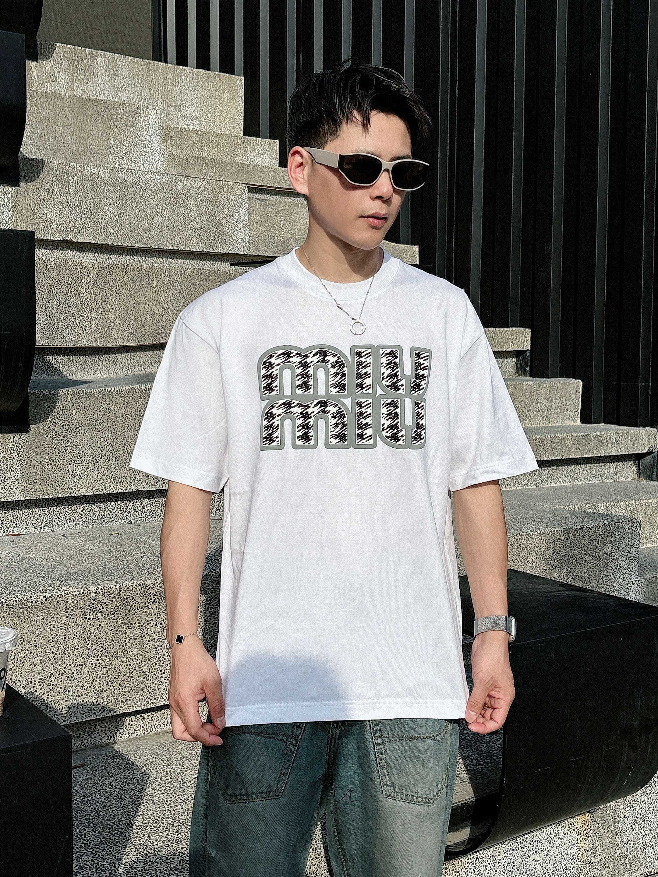 miumiu 2025春夏新款首发专柜最新款短袖圆领T恤 高端订制 设计前卫时尚！品牌logo重工艺设计