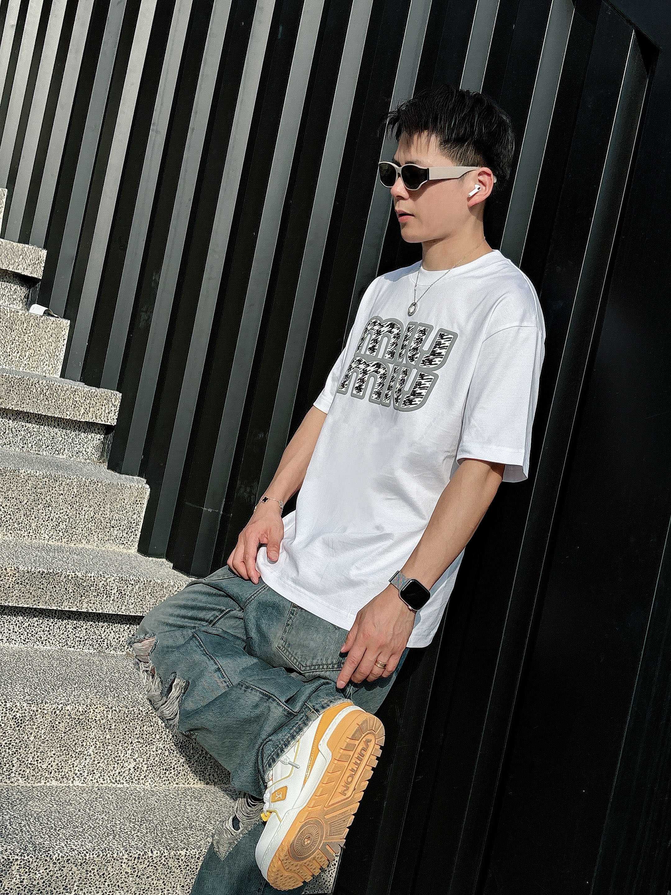 miumiu 2025春夏新款首发专柜最新款短袖圆领T恤 高端订制 设计前卫时尚！品牌logo重工艺设计