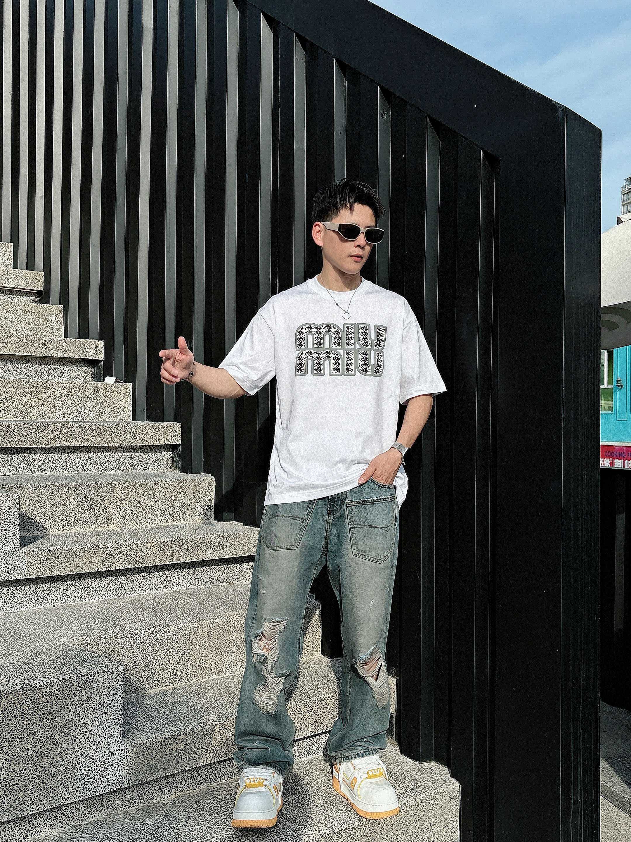 miumiu 2025春夏新款首发专柜最新款短袖圆领T恤 高端订制 设计前卫时尚！品牌logo重工艺设计