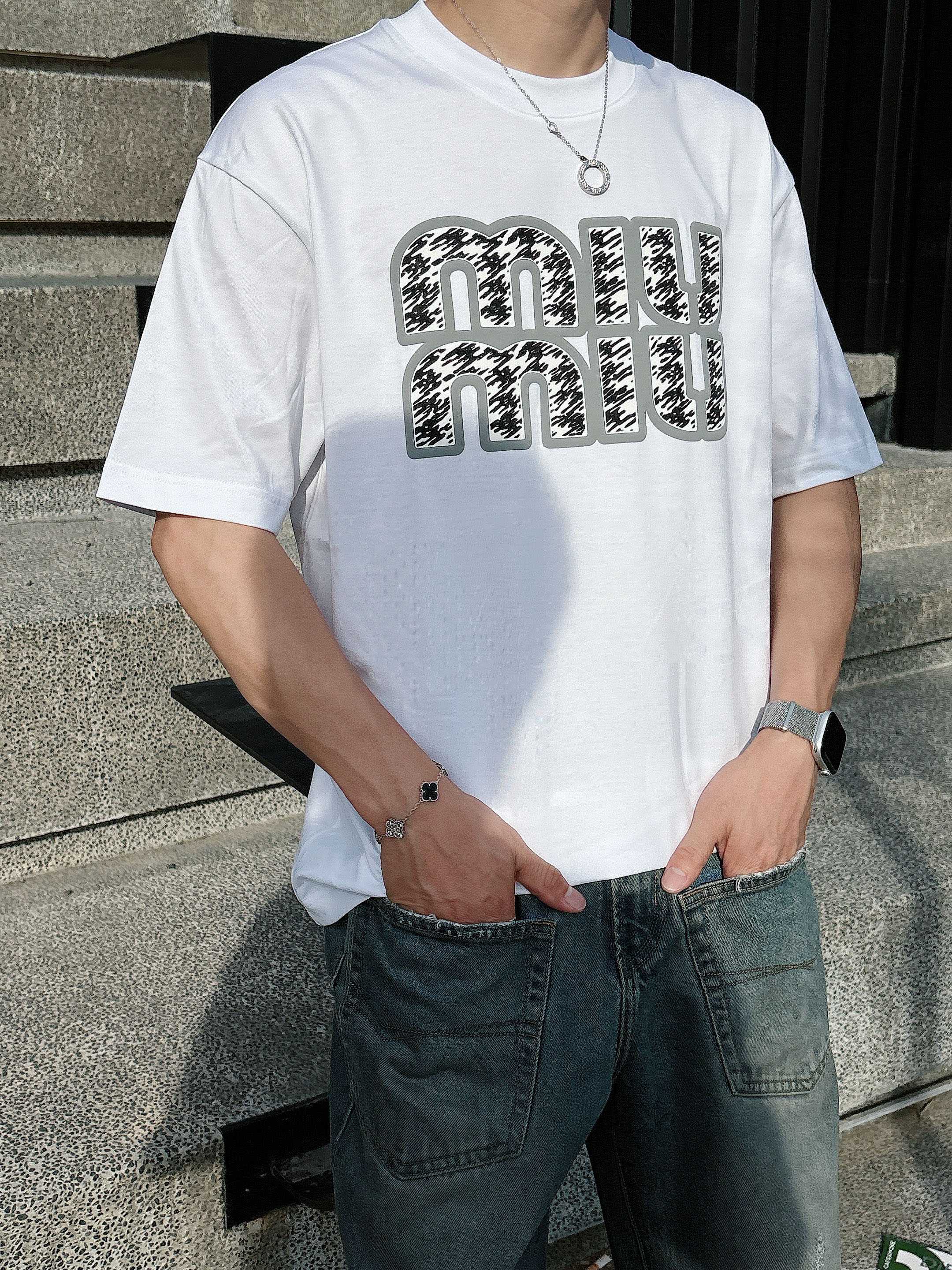 miumiu 2025春夏新款首发专柜最新款短袖圆领T恤 高端订制 设计前卫时尚！品牌logo重工艺设计