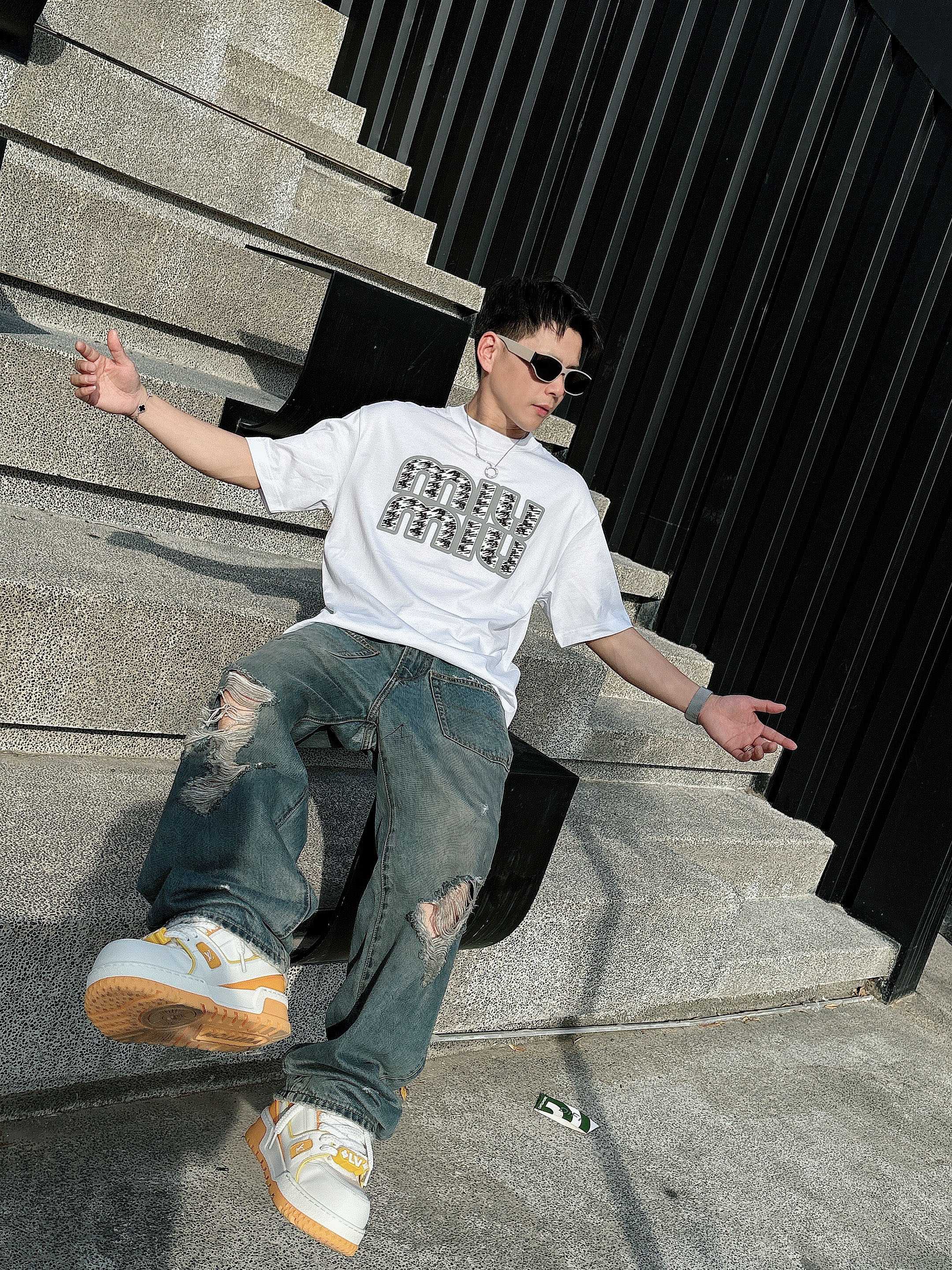 miumiu 2025春夏新款首发专柜最新款短袖圆领T恤 高端订制 设计前卫时尚！品牌logo重工艺设计