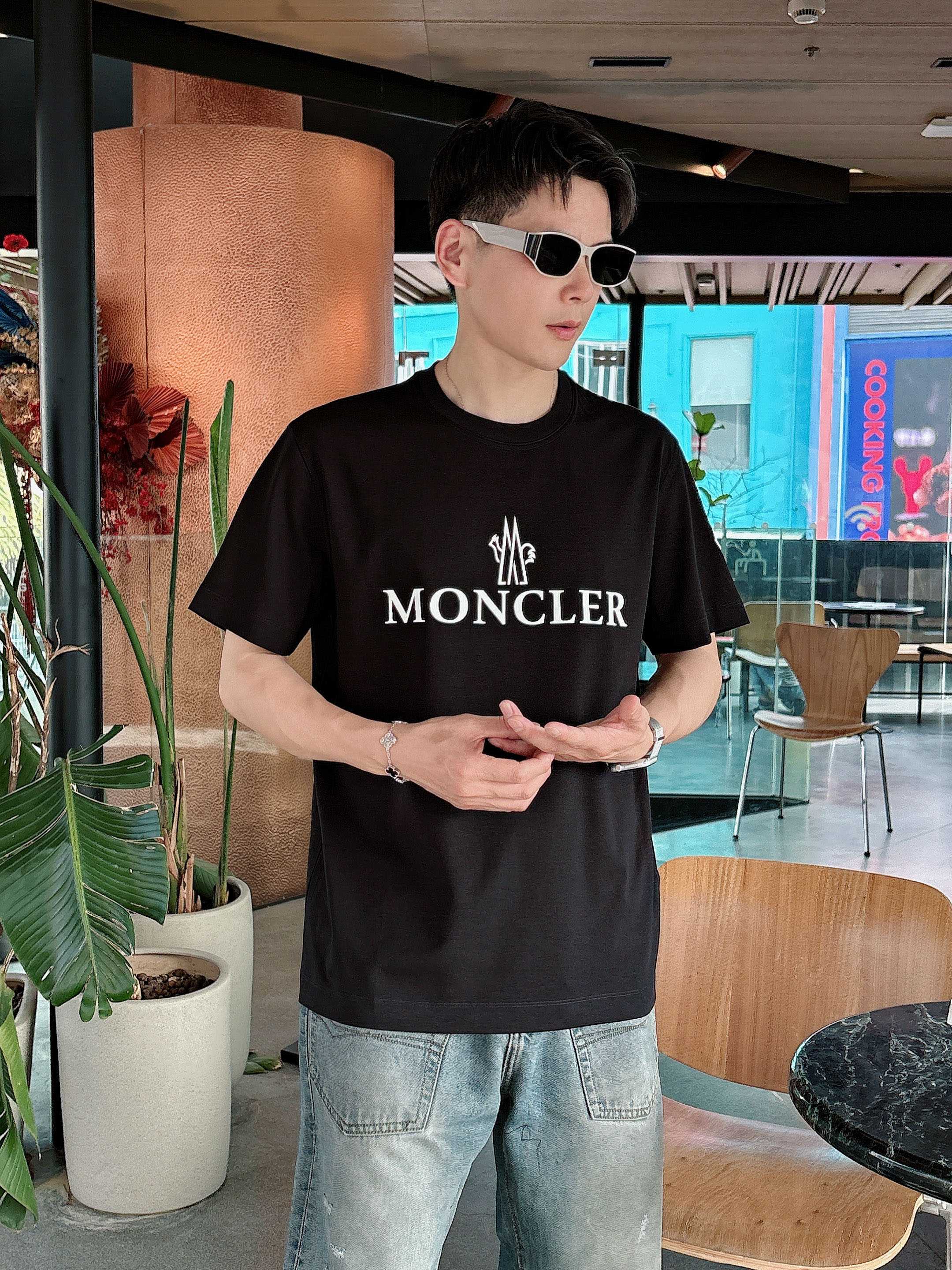 蒙口 2025春夏新款首发专柜最新款短袖圆领T恤 高端订制 设计前卫时尚！品牌logo重工艺设计 高端定