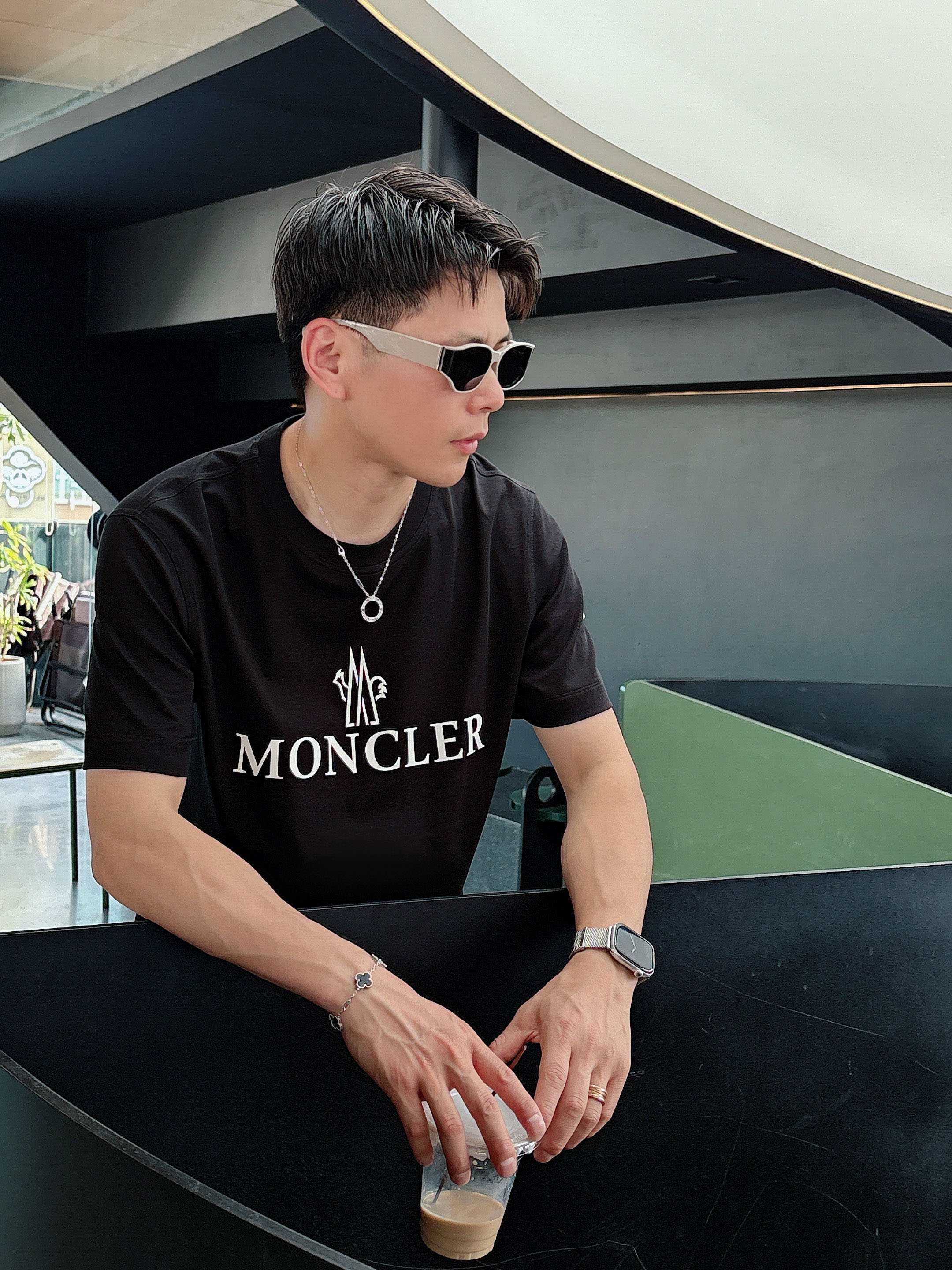 蒙口 2025春夏新款首发专柜最新款短袖圆领T恤 高端订制 设计前卫时尚！品牌logo重工艺设计 高端定