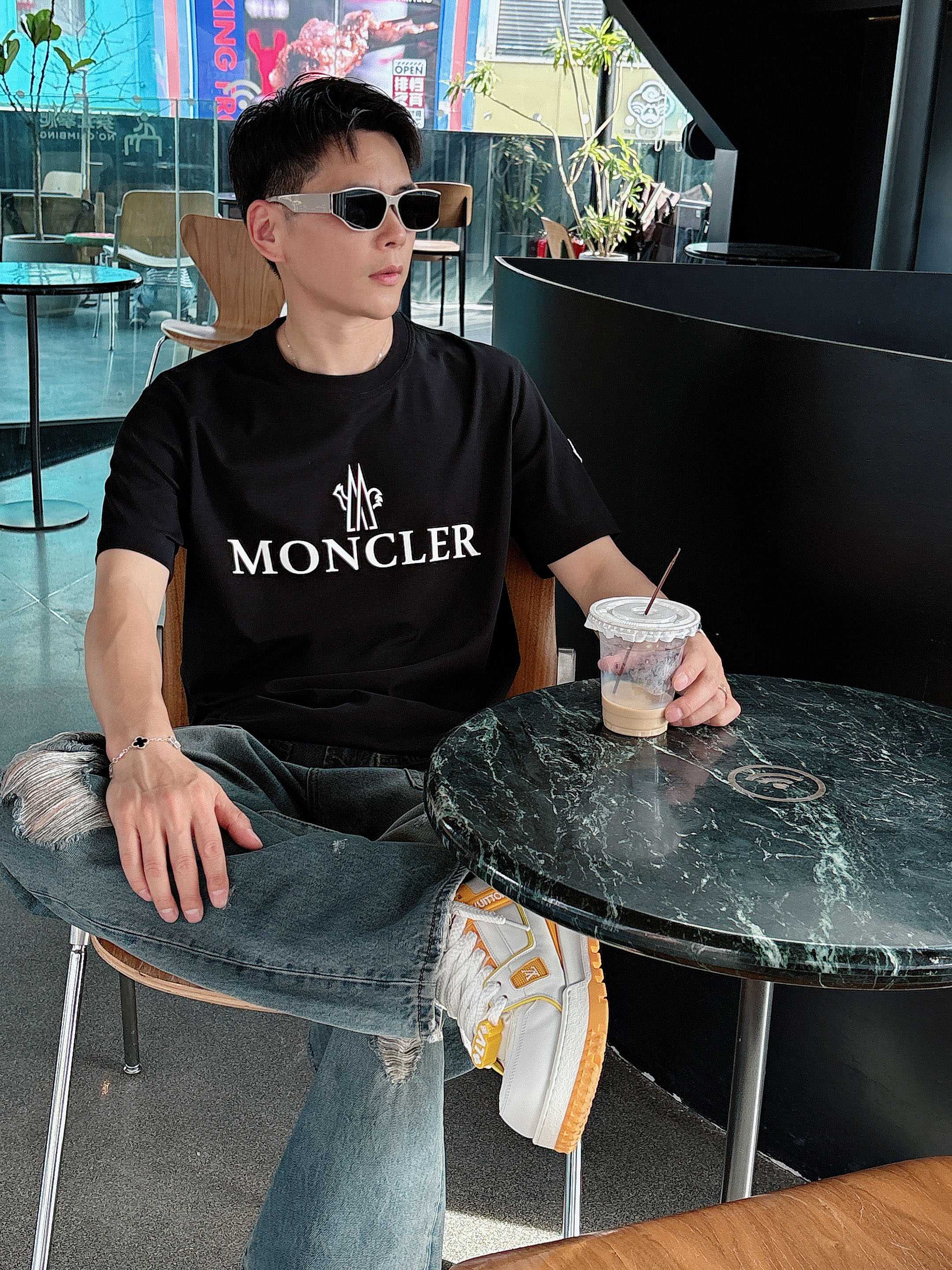 蒙口 2025春夏新款首发专柜最新款短袖圆领T恤 高端订制 设计前卫时尚！品牌logo重工艺设计 高端定