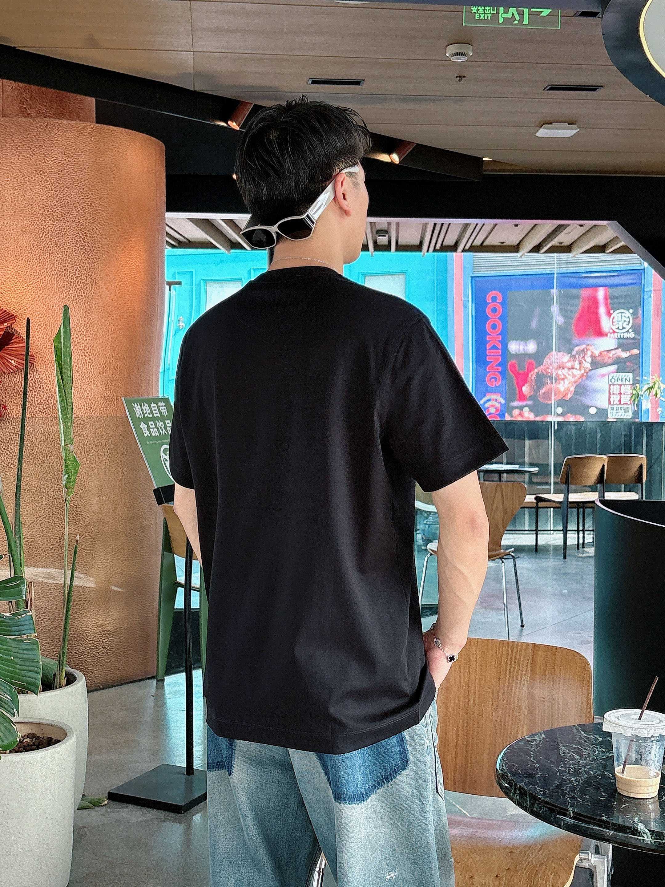 蒙口 2025春夏新款首发专柜最新款短袖圆领T恤 高端订制 设计前卫时尚！品牌logo重工艺设计 高端定