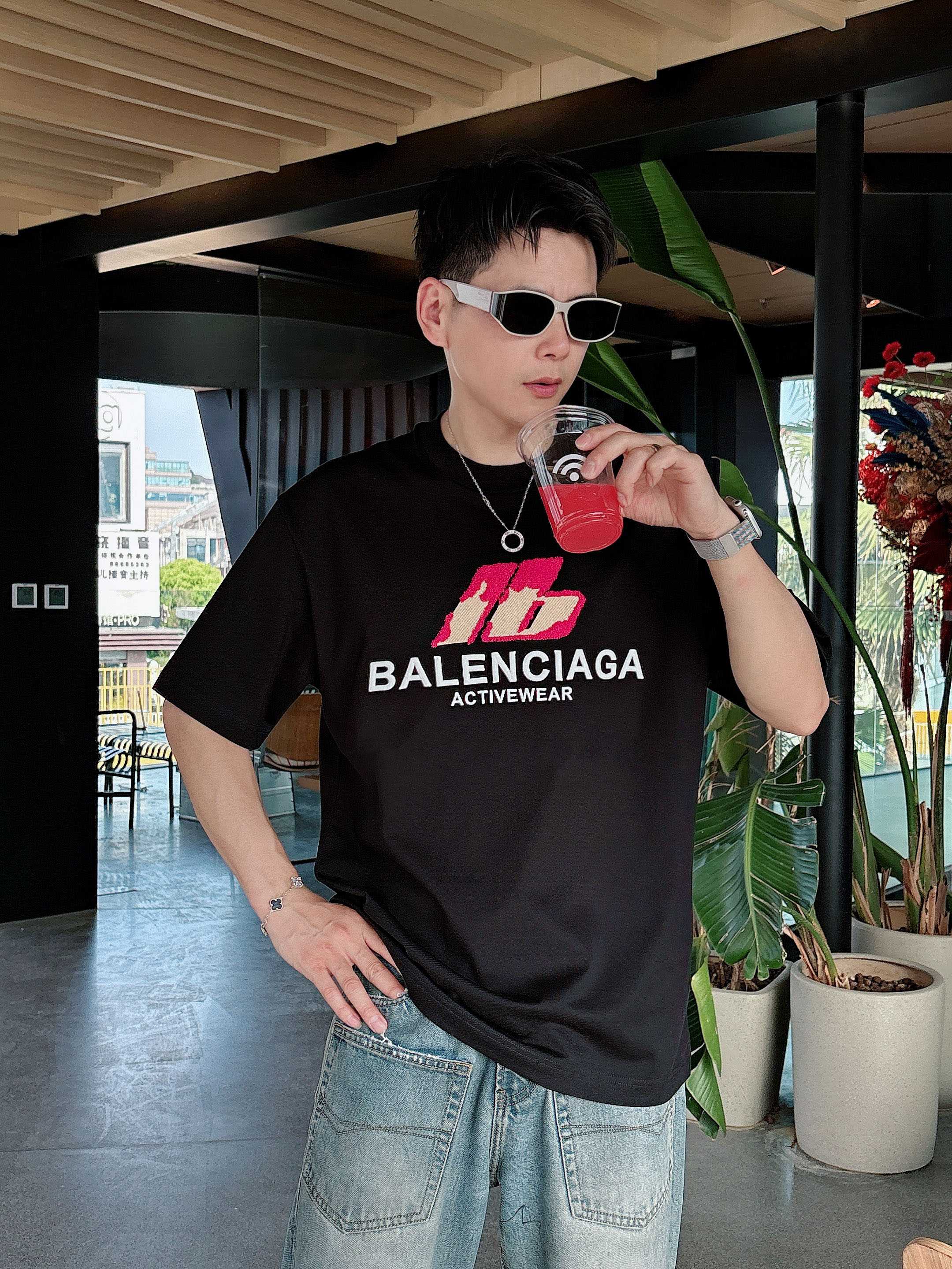 巴黎世家 2025春夏新款首发专柜最新款短袖圆领T恤 高端订制 设计前卫时尚！品牌logo重工艺设计 高