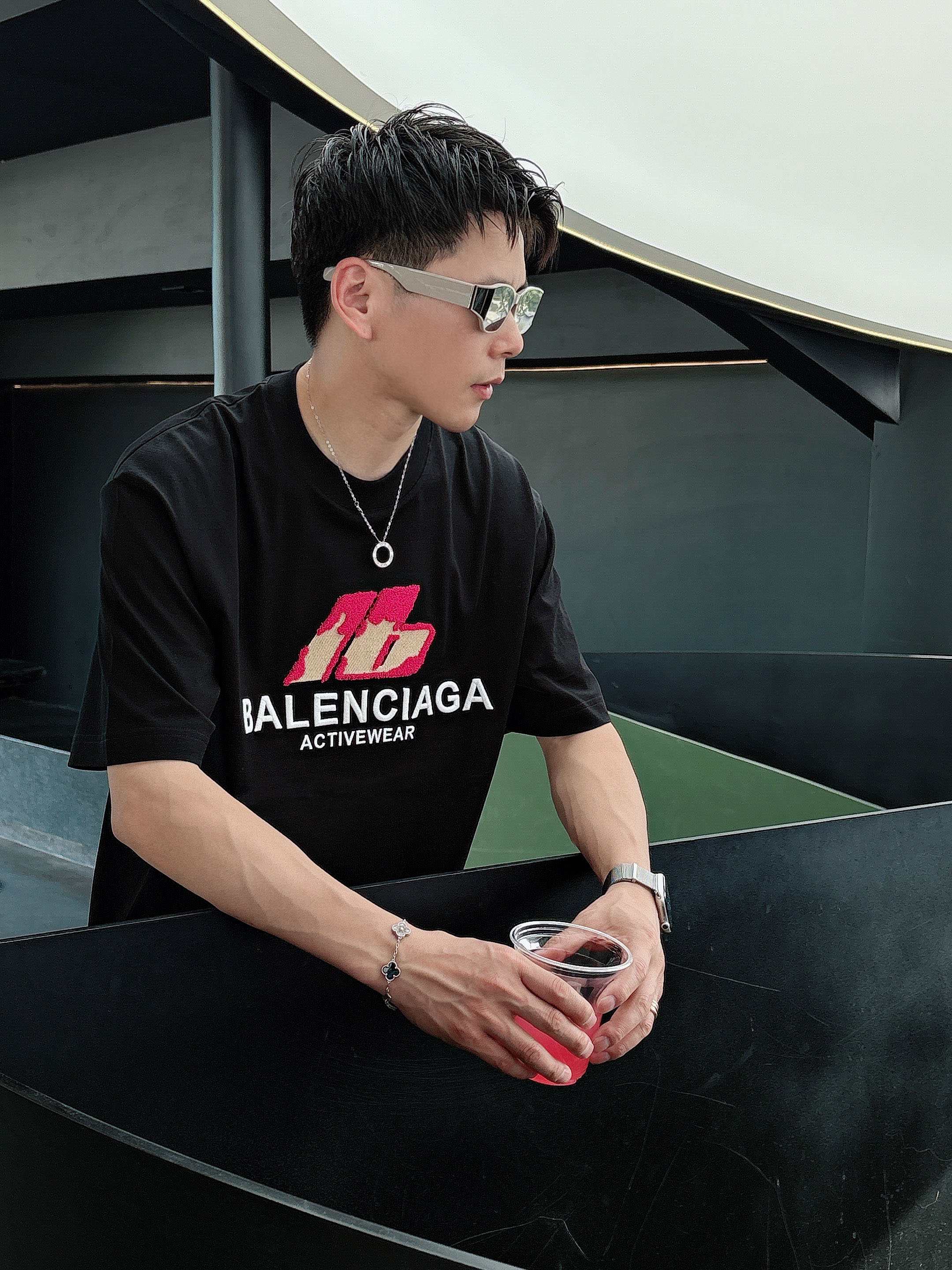 巴黎世家 2025春夏新款首发专柜最新款短袖圆领T恤 高端订制 设计前卫时尚！品牌logo重工艺设计 高