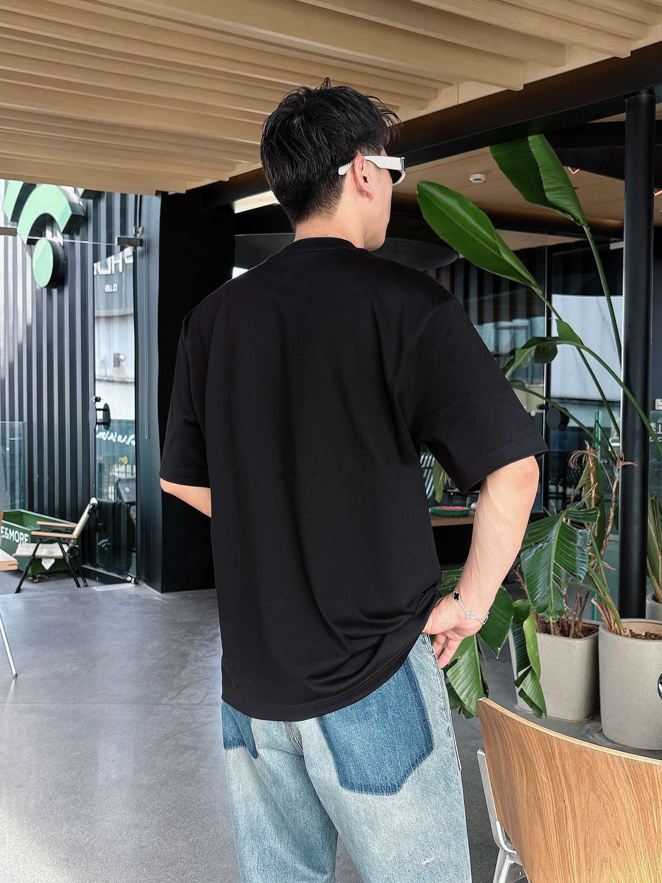 巴黎世家 2025春夏新款首发专柜最新款短袖圆领T恤 高端订制 设计前卫时尚！品牌logo重工艺设计 高