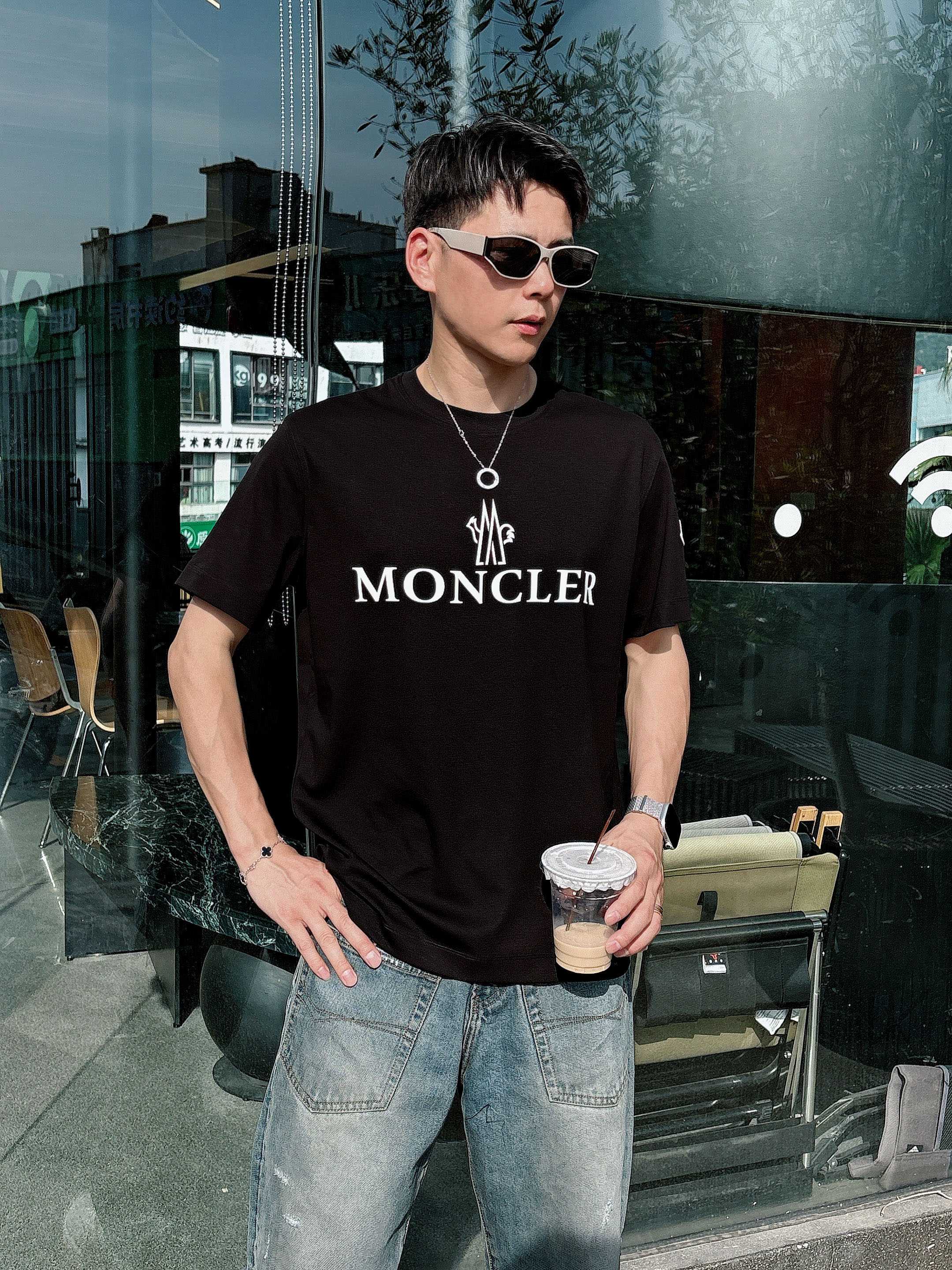 蒙口 2025春夏新款首发专柜最新款短袖圆领T恤 高端订制 设计前卫时尚！品牌logo重工艺设计 高端定