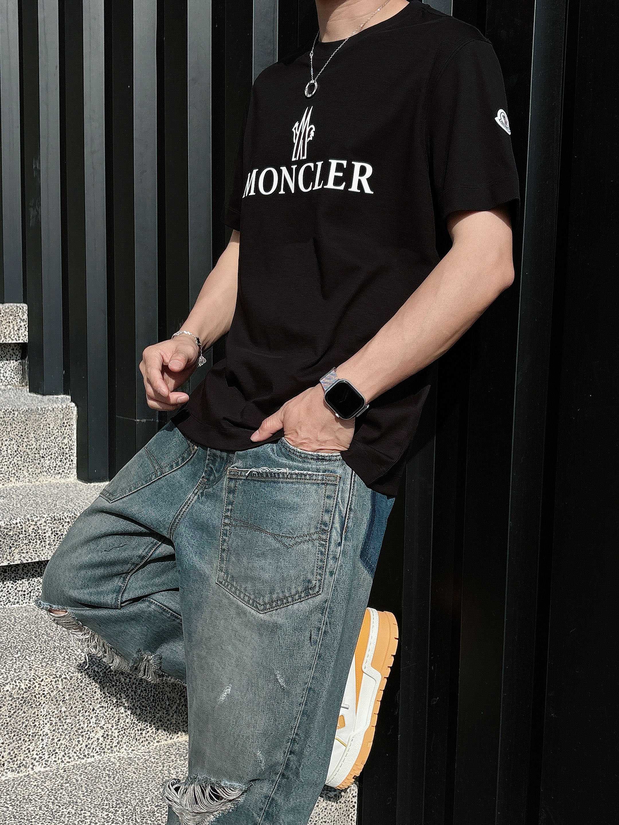 蒙口 2025春夏新款首发专柜最新款短袖圆领T恤 高端订制 设计前卫时尚！品牌logo重工艺设计 高端定