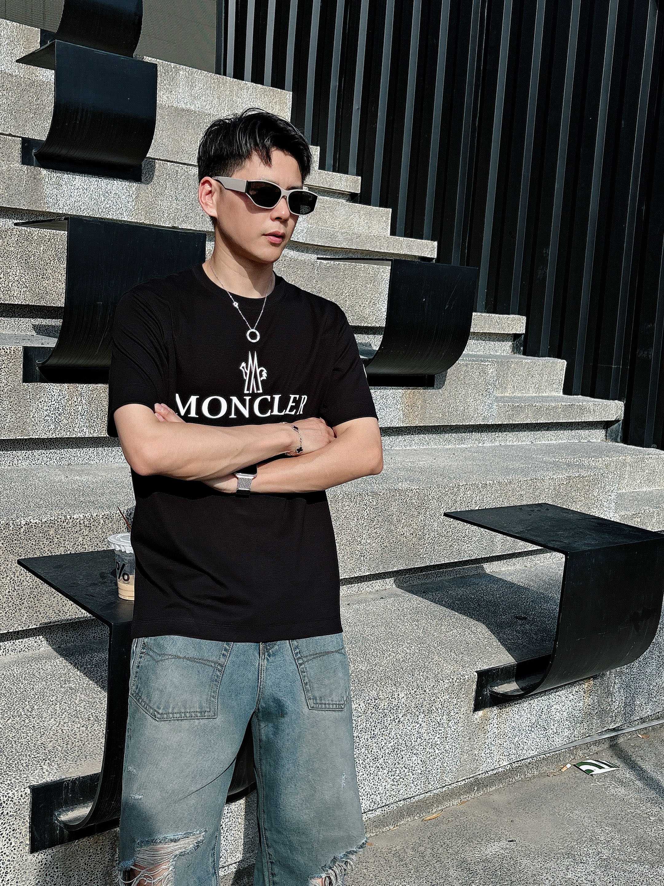 蒙口 2025春夏新款首发专柜最新款短袖圆领T恤 高端订制 设计前卫时尚！品牌logo重工艺设计 高端定