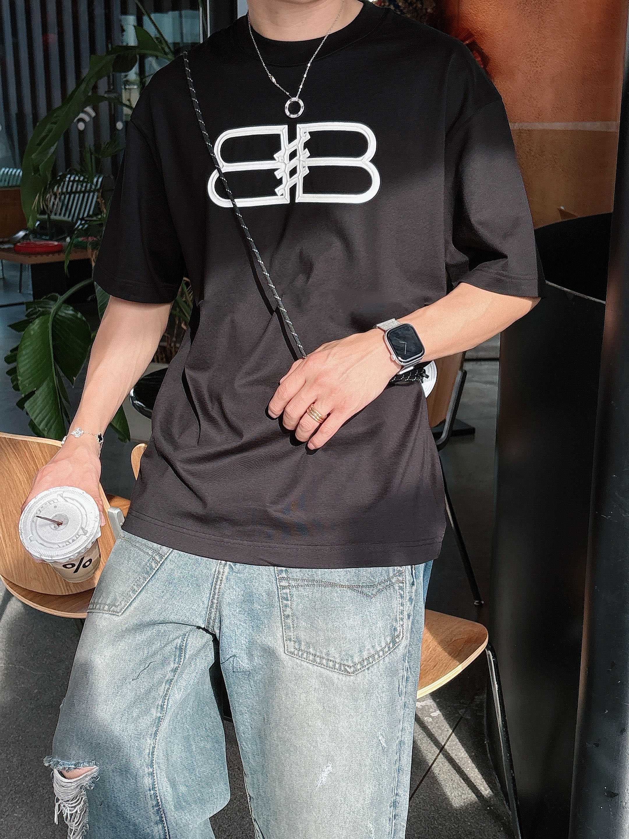 巴黎世家 2025春夏新款首发专柜最新款短袖圆领T恤 高端订制 设计前卫时尚！品牌logo重工艺设计 高