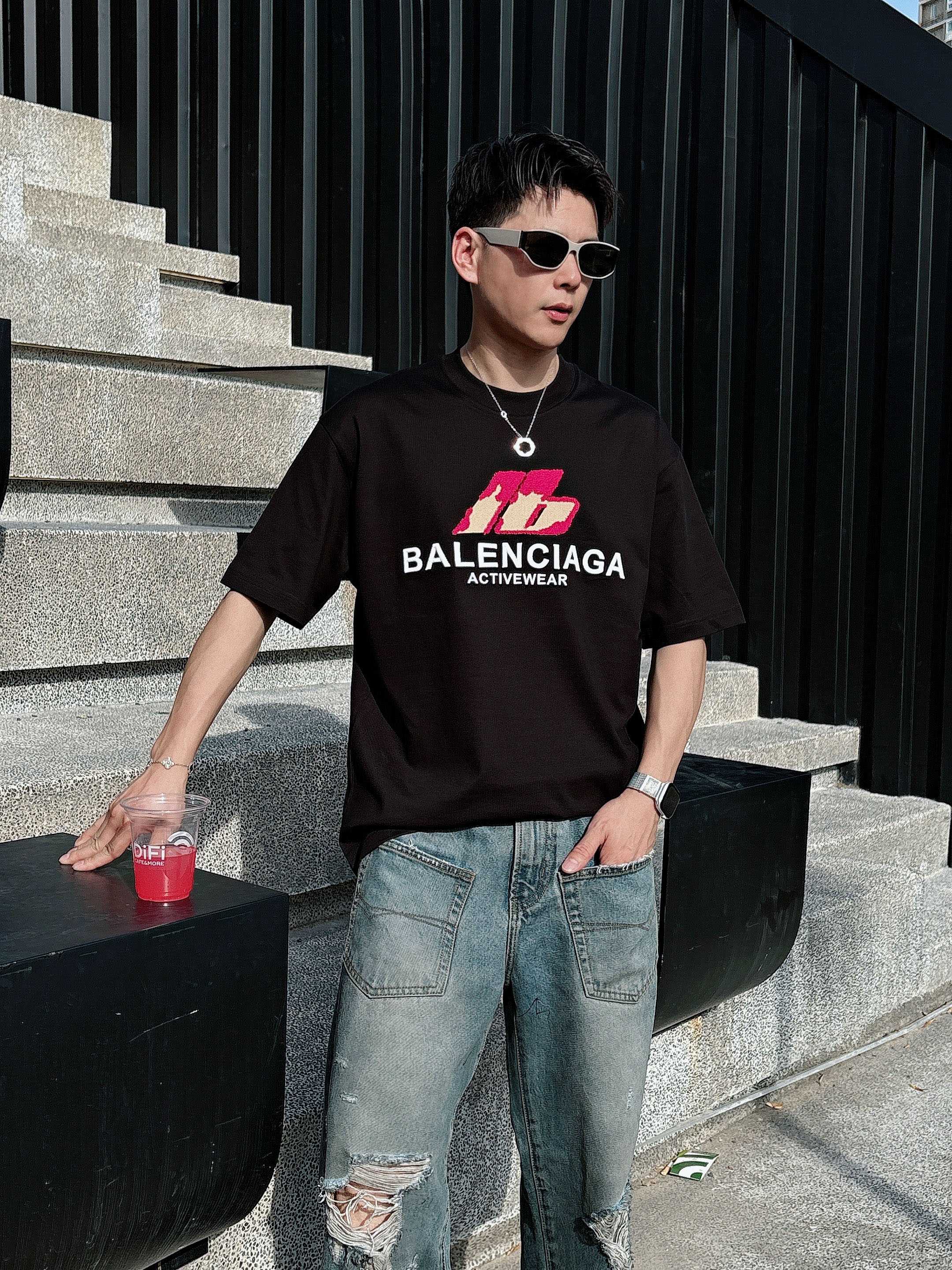 巴黎世家 2025春夏新款首发专柜最新款短袖圆领T恤 高端订制 设计前卫时尚！品牌logo重工艺设计 高