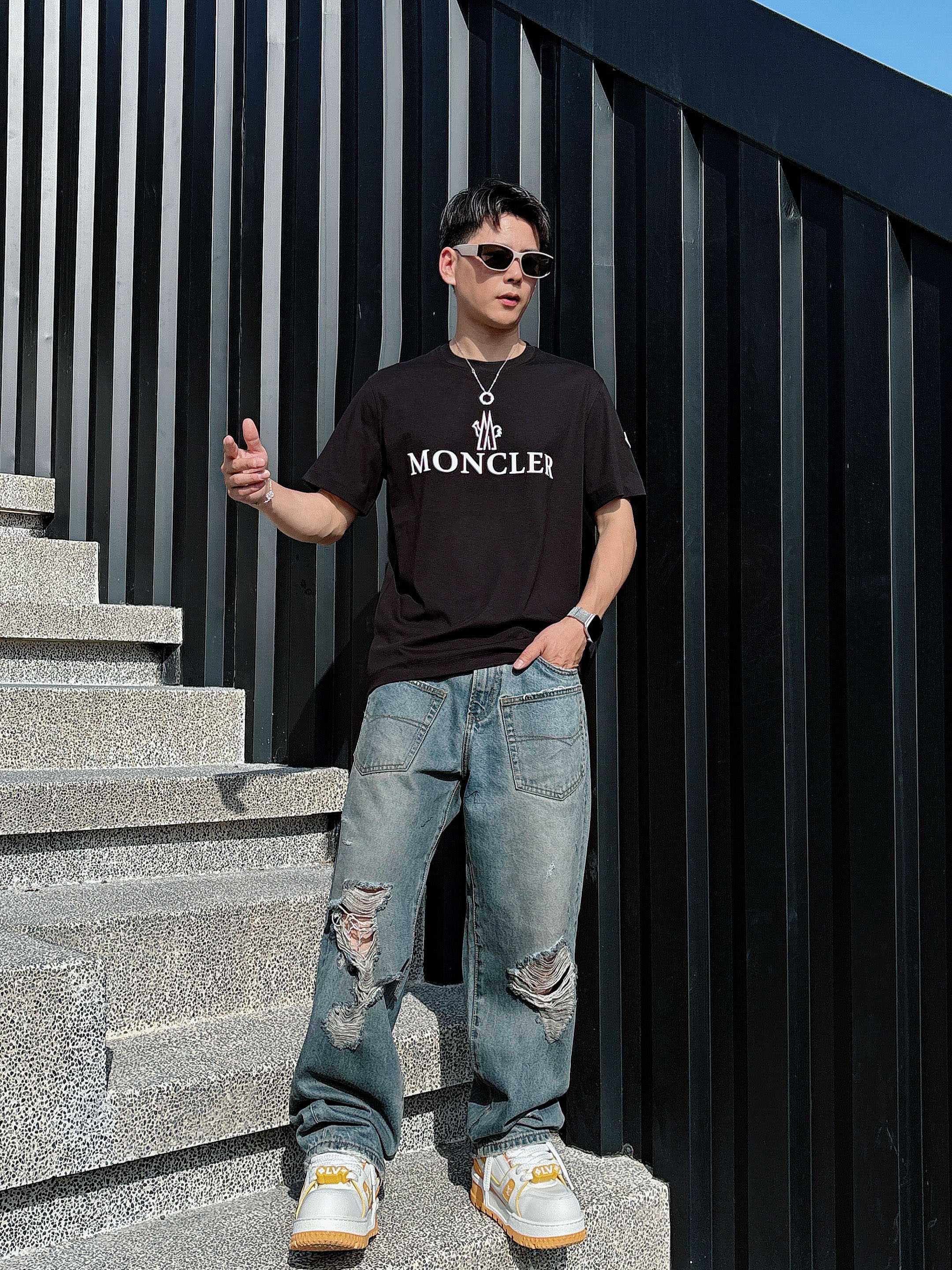 蒙口 2025春夏新款首发专柜最新款短袖圆领T恤 高端订制 设计前卫时尚！品牌logo重工艺设计 高端定