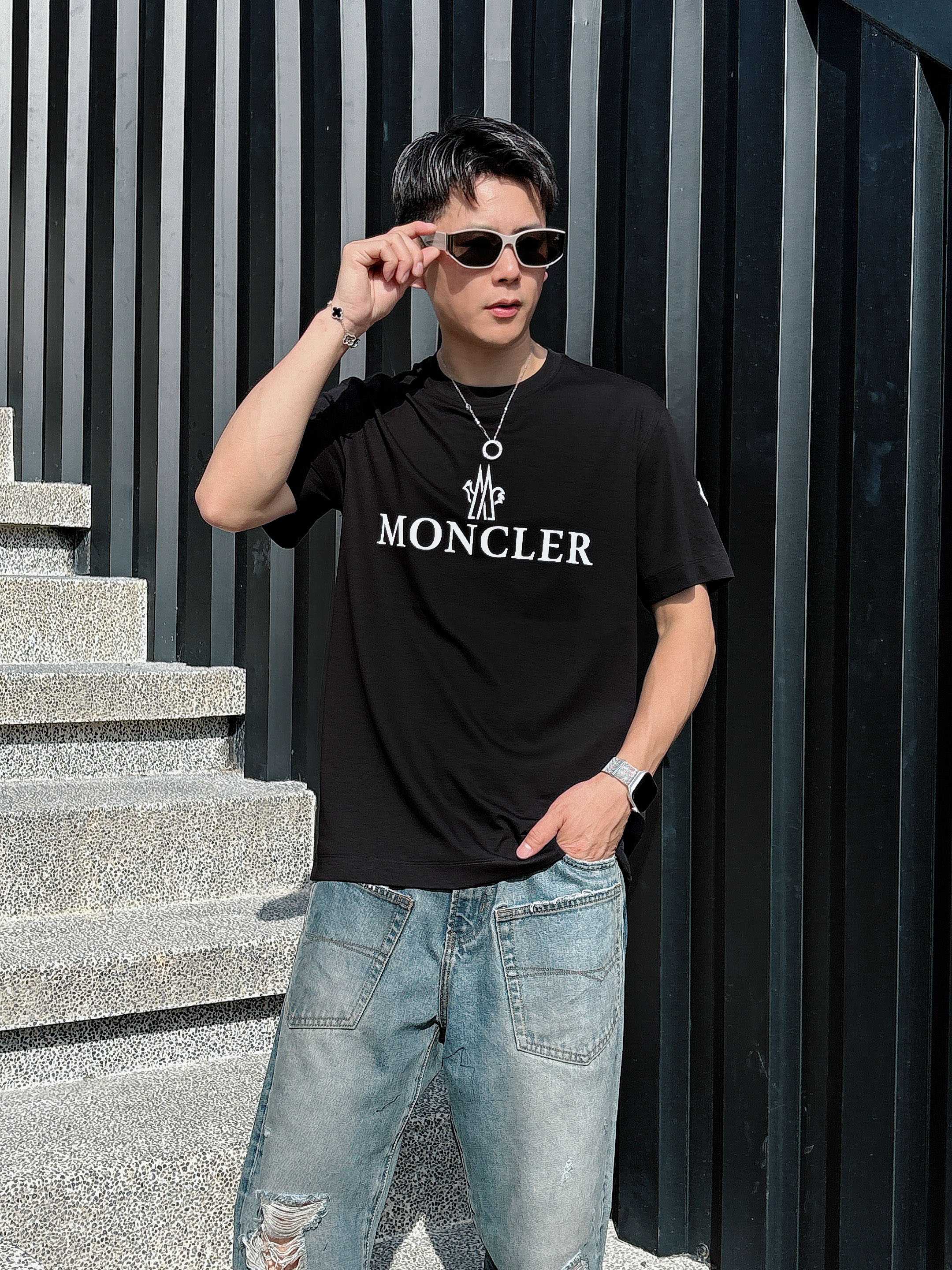 蒙口 2025春夏新款首发专柜最新款短袖圆领T恤 高端订制 设计前卫时尚！品牌logo重工艺设计 高端定