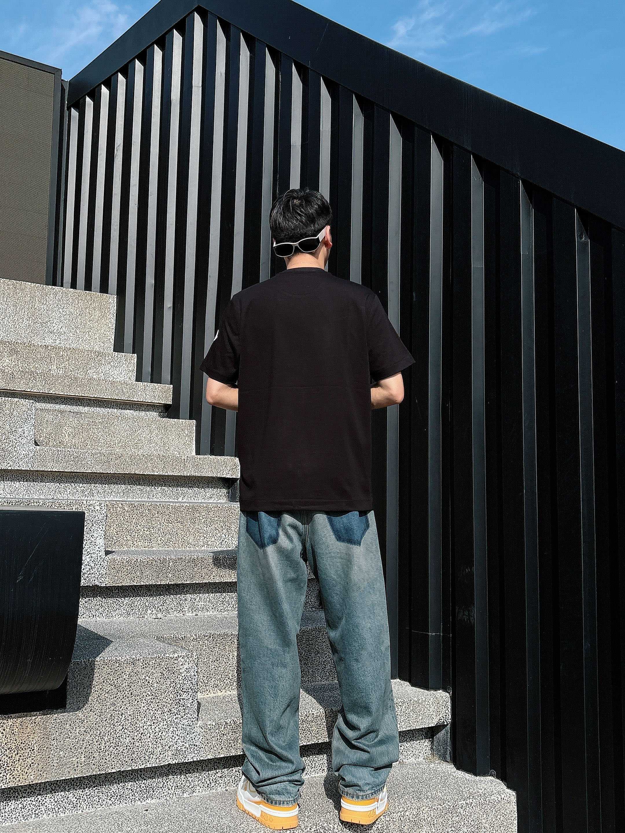 蒙口 2025春夏新款首发专柜最新款短袖圆领T恤 高端订制 设计前卫时尚！品牌logo重工艺设计 高端定