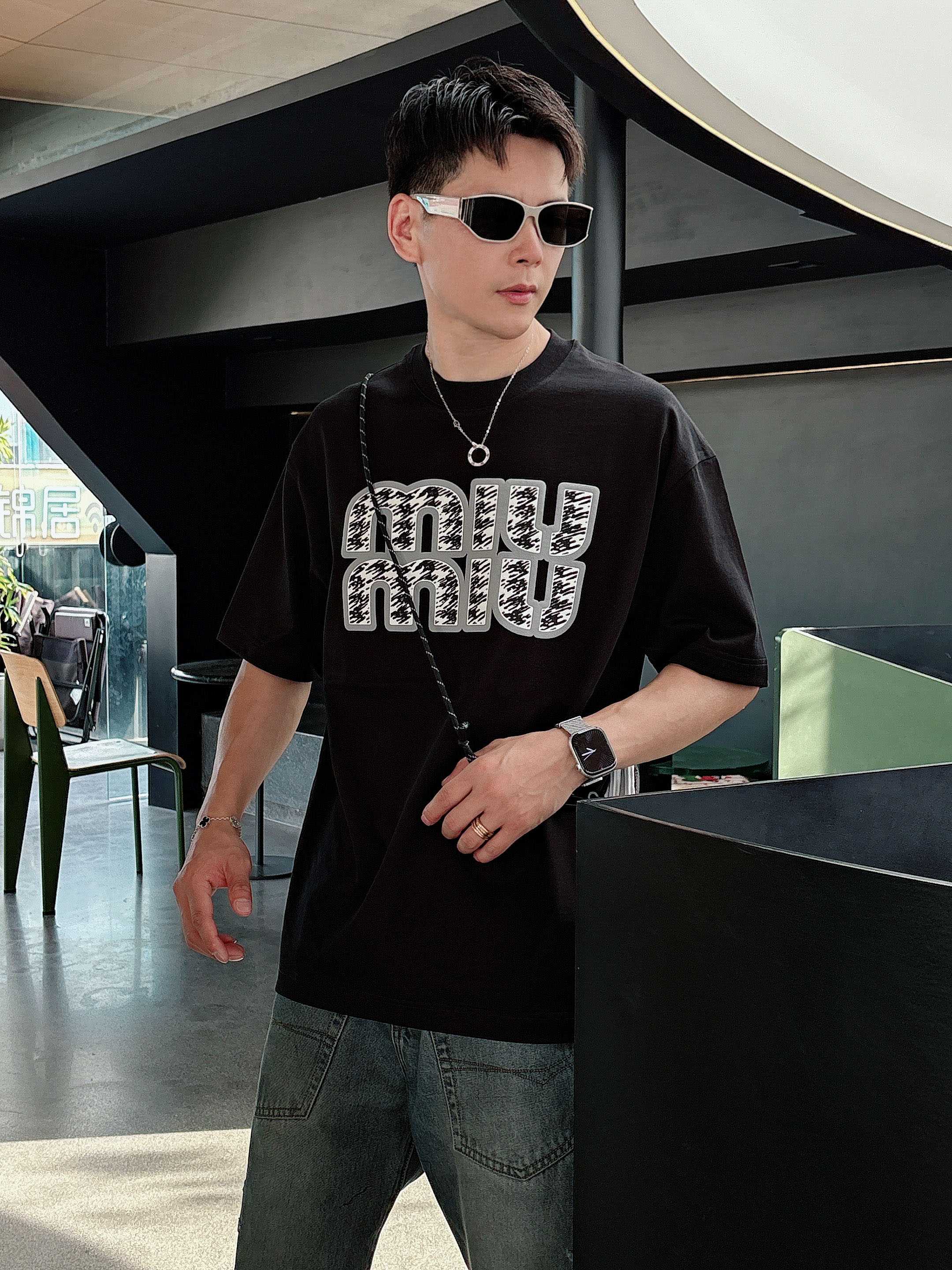 miumiu 2025春夏新款首发专柜最新款短袖圆领T恤 高端订制 设计前卫时尚！品牌logo重工艺设计