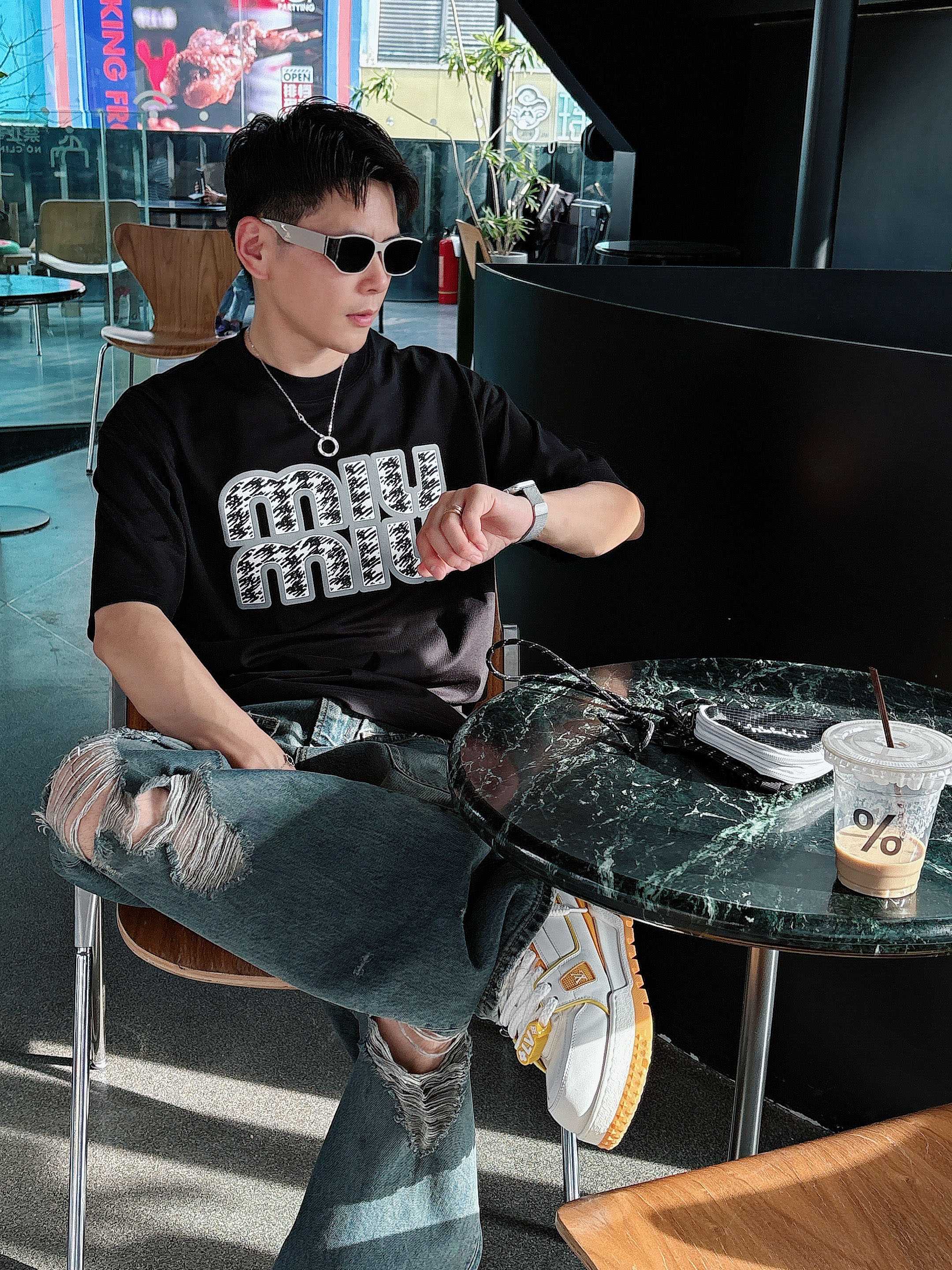 miumiu 2025春夏新款首发专柜最新款短袖圆领T恤 高端订制 设计前卫时尚！品牌logo重工艺设计