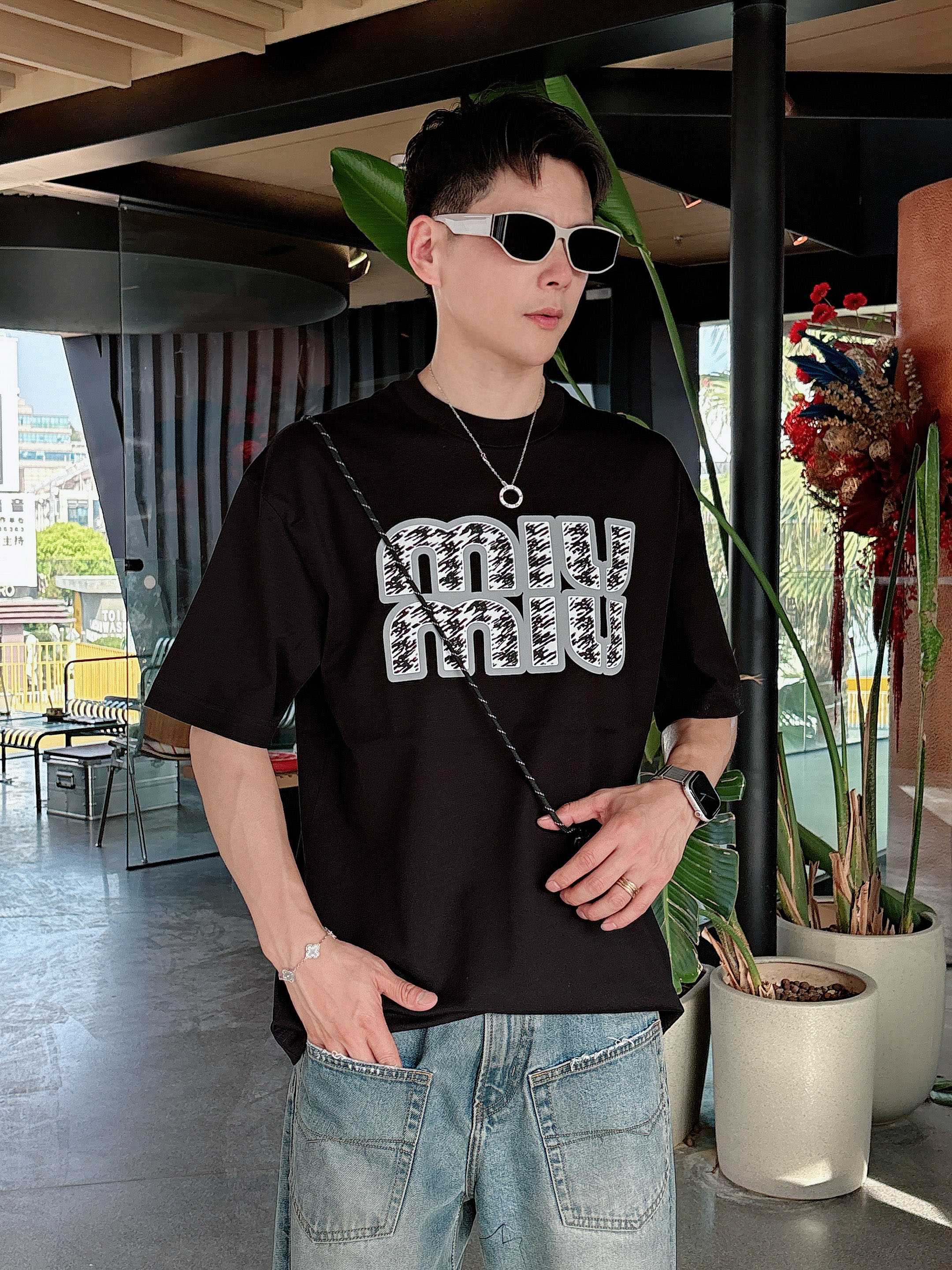 miumiu 2025春夏新款首发专柜最新款短袖圆领T恤 高端订制 设计前卫时尚！品牌logo重工艺设计