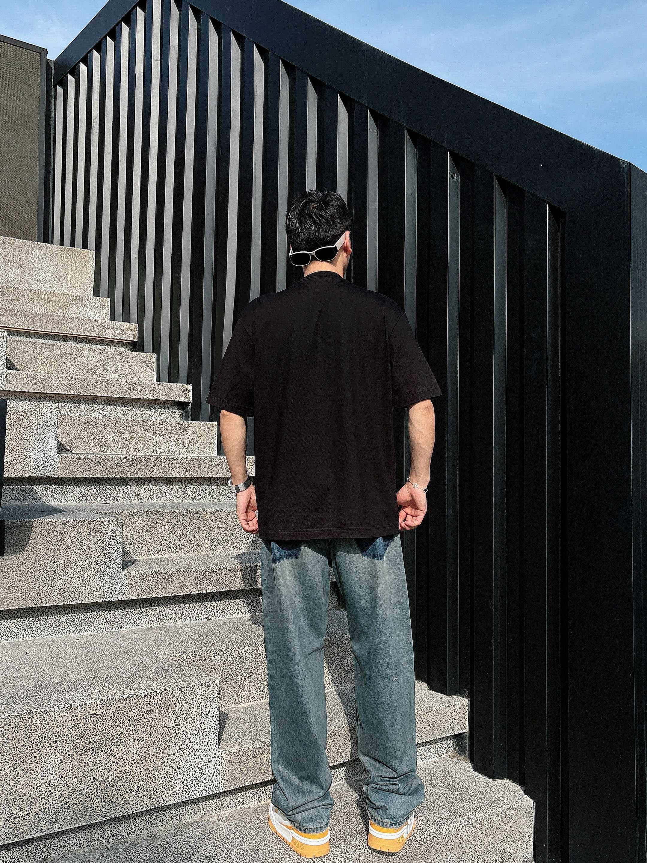 巴黎世家 2025春夏新款首发专柜最新款短袖圆领T恤 高端订制 设计前卫时尚！品牌logo重工艺设计 高