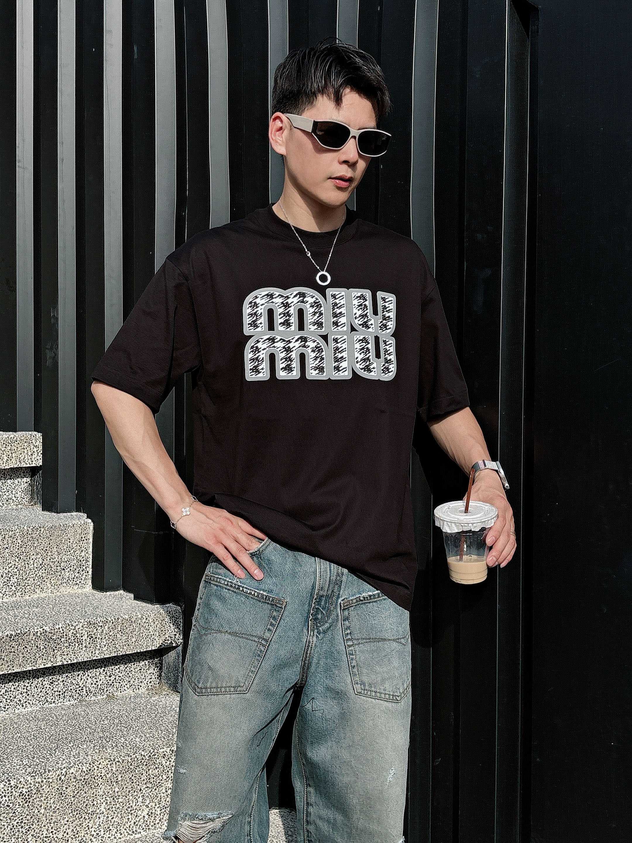 miumiu 2025春夏新款首发专柜最新款短袖圆领T恤 高端订制 设计前卫时尚！品牌logo重工艺设计