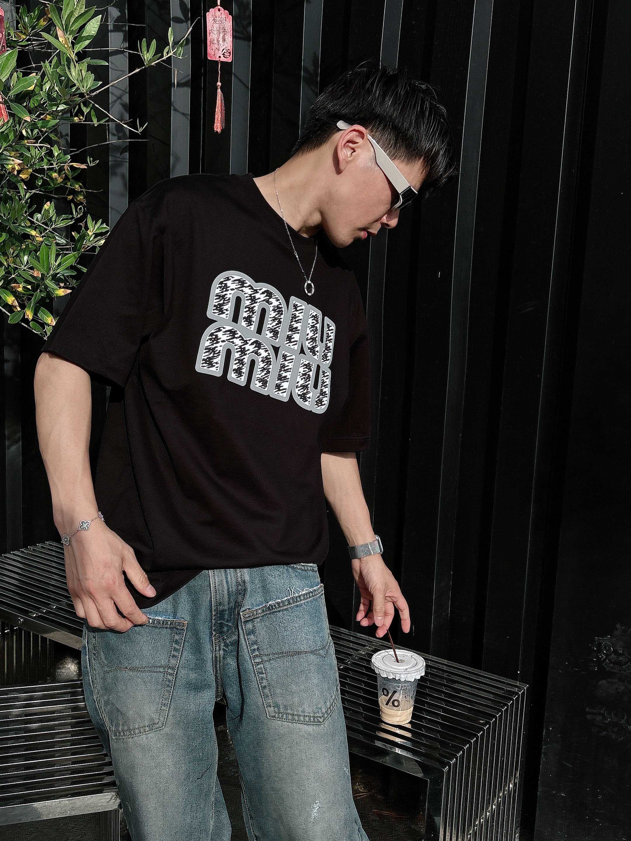 miumiu 2025春夏新款首发专柜最新款短袖圆领T恤 高端订制 设计前卫时尚！品牌logo重工艺设计