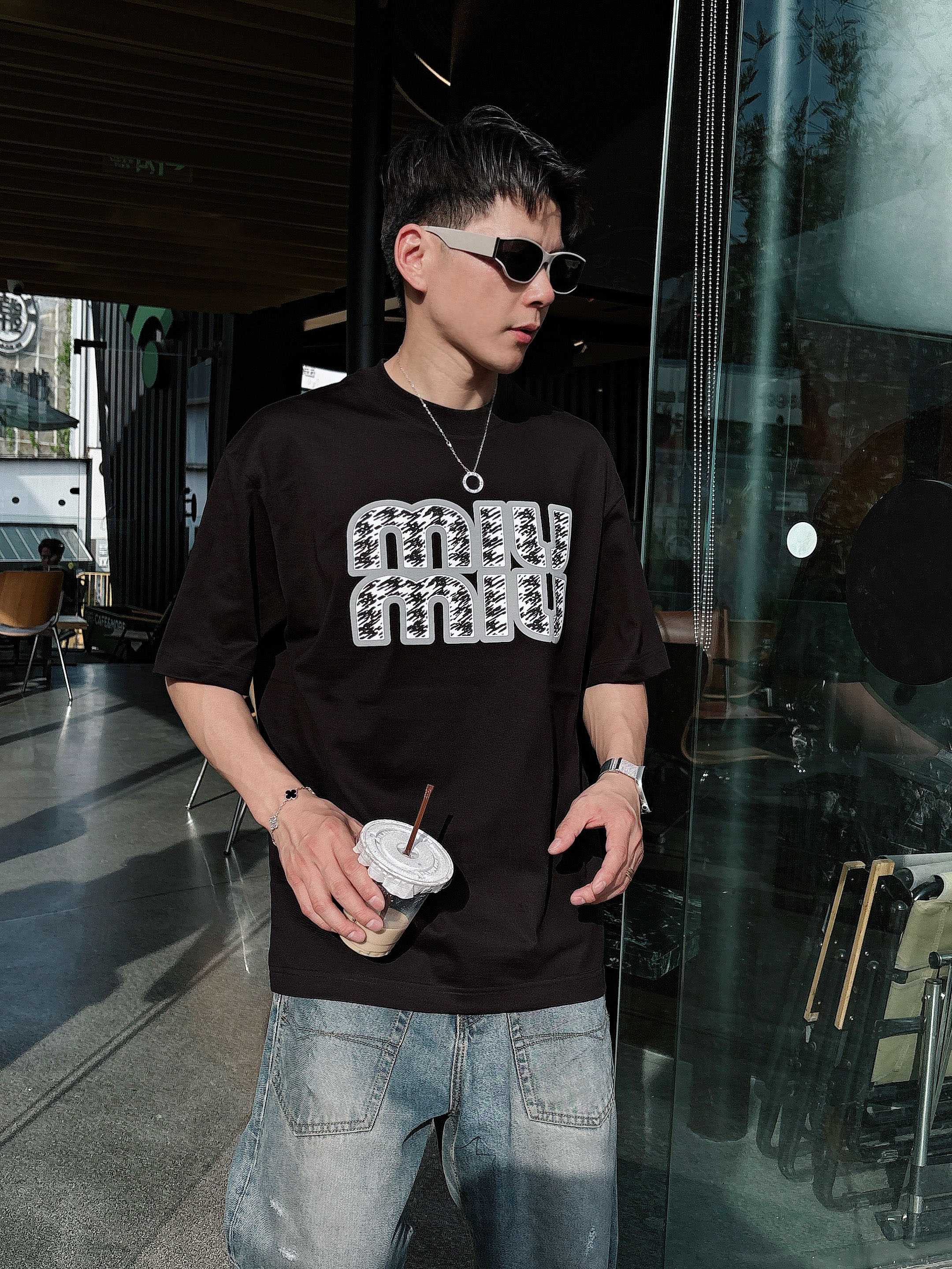 miumiu 2025春夏新款首发专柜最新款短袖圆领T恤 高端订制 设计前卫时尚！品牌logo重工艺设计