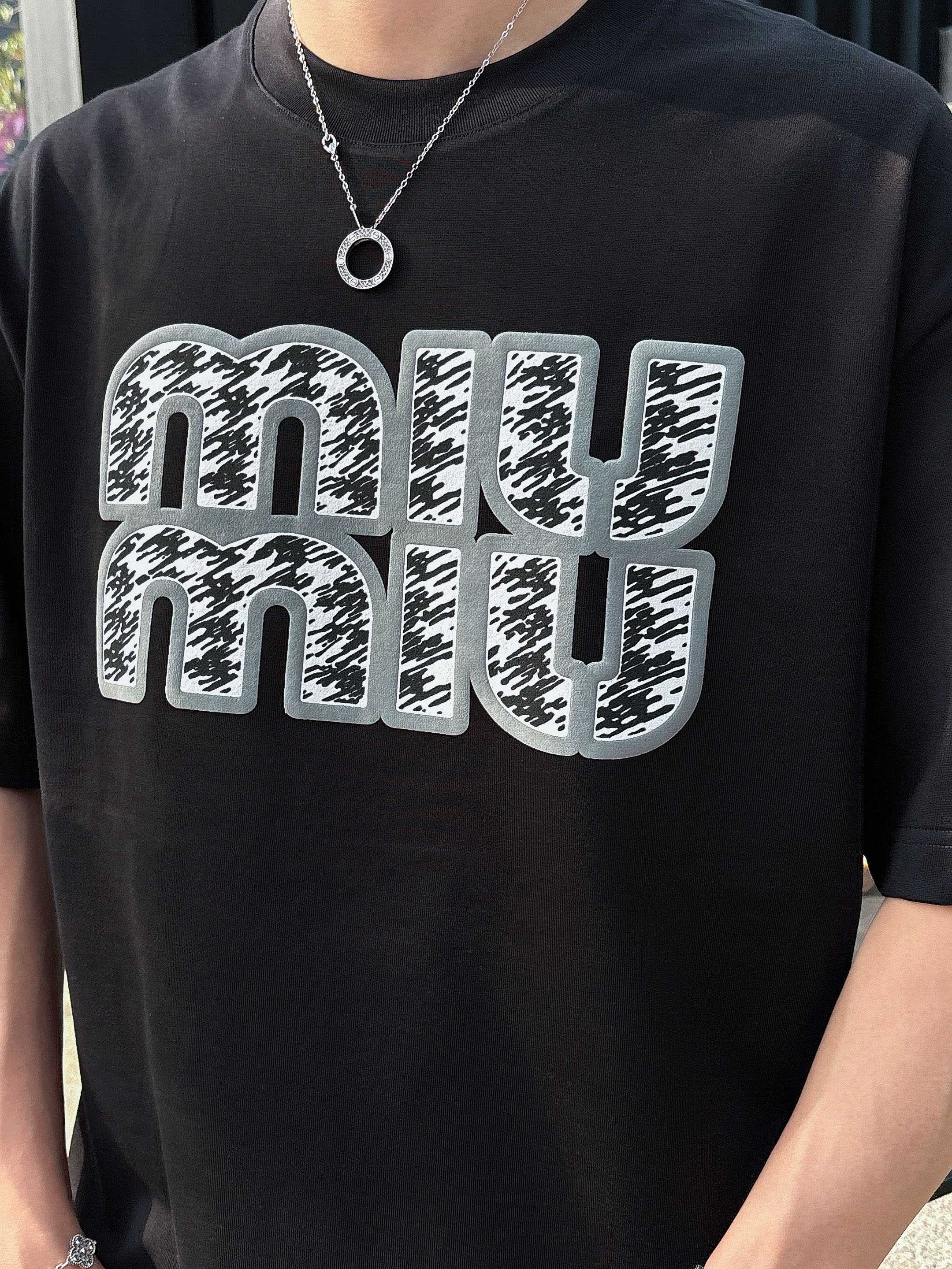 miumiu 2025春夏新款首发专柜最新款短袖圆领T恤 高端订制 设计前卫时尚！品牌logo重工艺设计