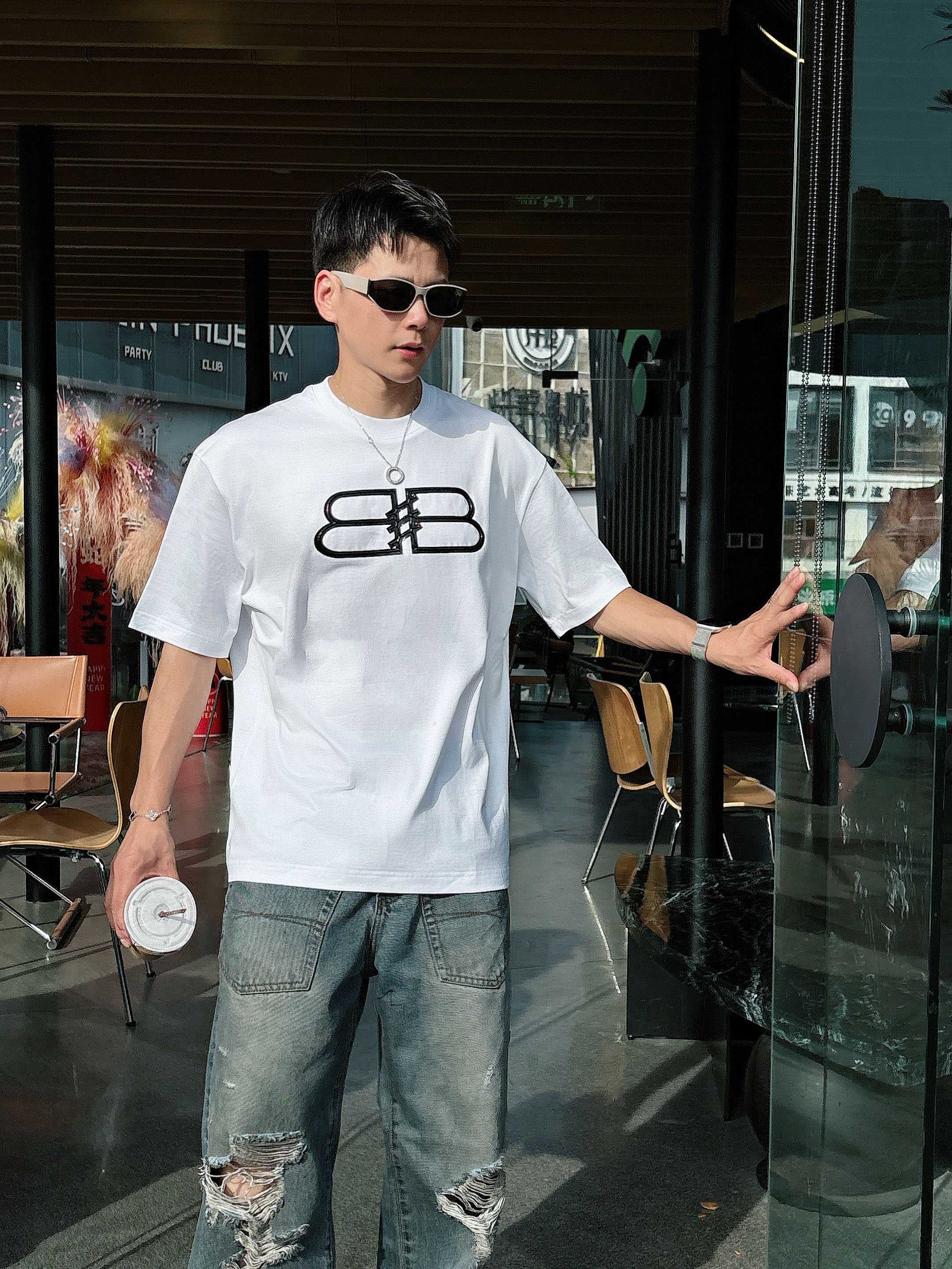 巴黎世家 2025春夏新款首发专柜最新款短袖圆领T恤 高端订制 设计前卫时尚！品牌logo重工艺设计 高