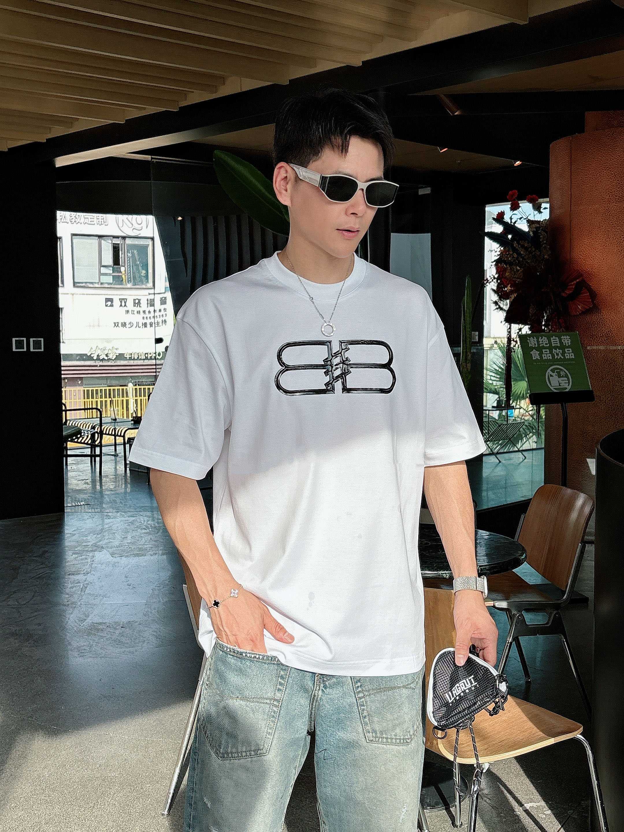 巴黎世家 2025春夏新款首发专柜最新款短袖圆领T恤 高端订制 设计前卫时尚！品牌logo重工艺设计 高