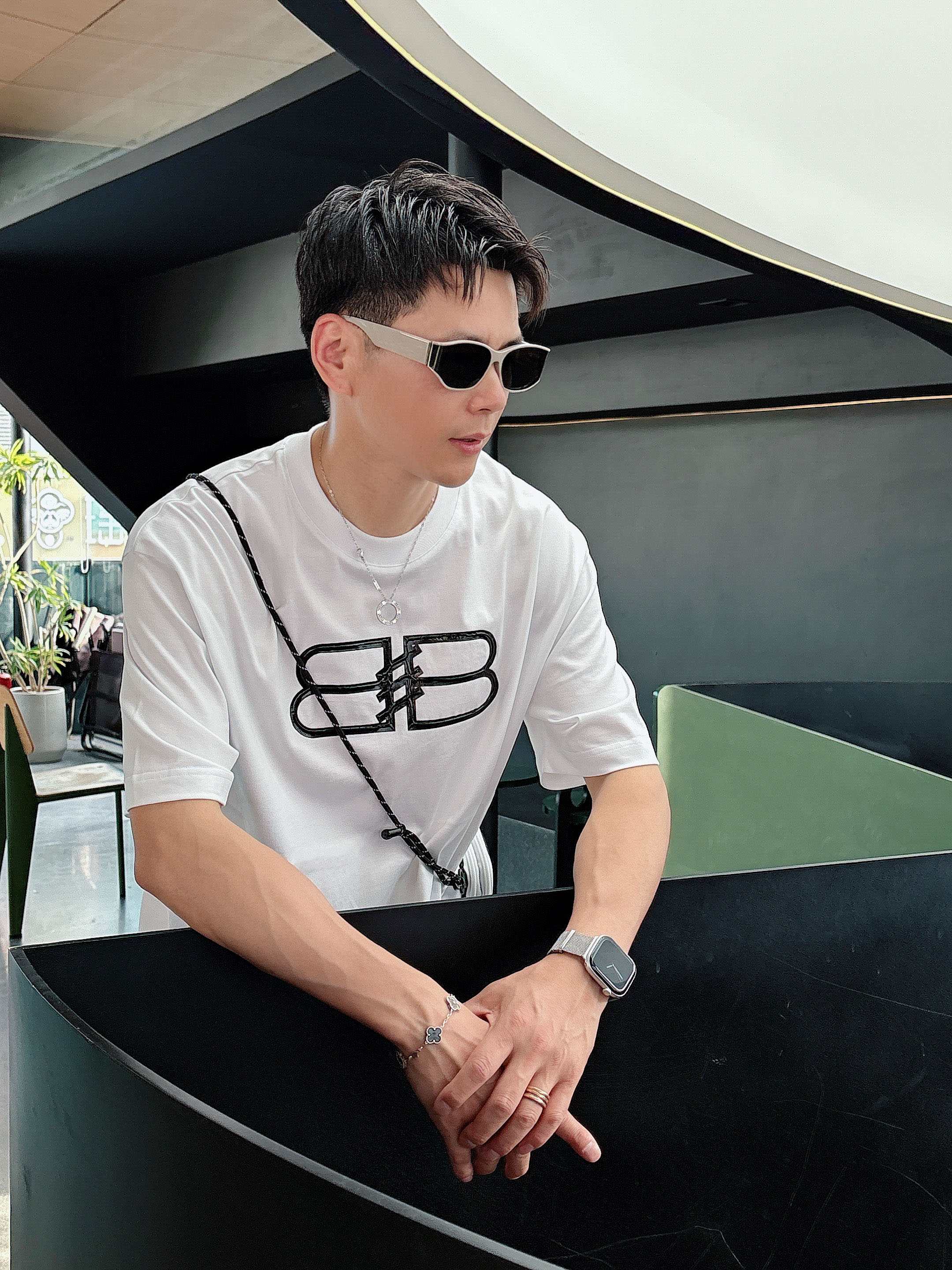 巴黎世家 2025春夏新款首发专柜最新款短袖圆领T恤 高端订制 设计前卫时尚！品牌logo重工艺设计 高