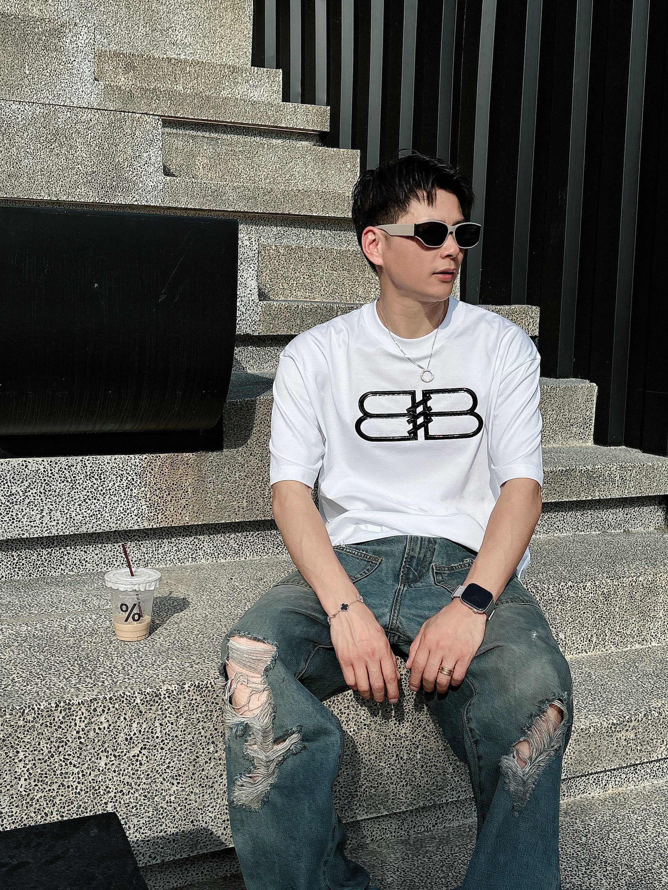 巴黎世家 2025春夏新款首发专柜最新款短袖圆领T恤 高端订制 设计前卫时尚！品牌logo重工艺设计 高