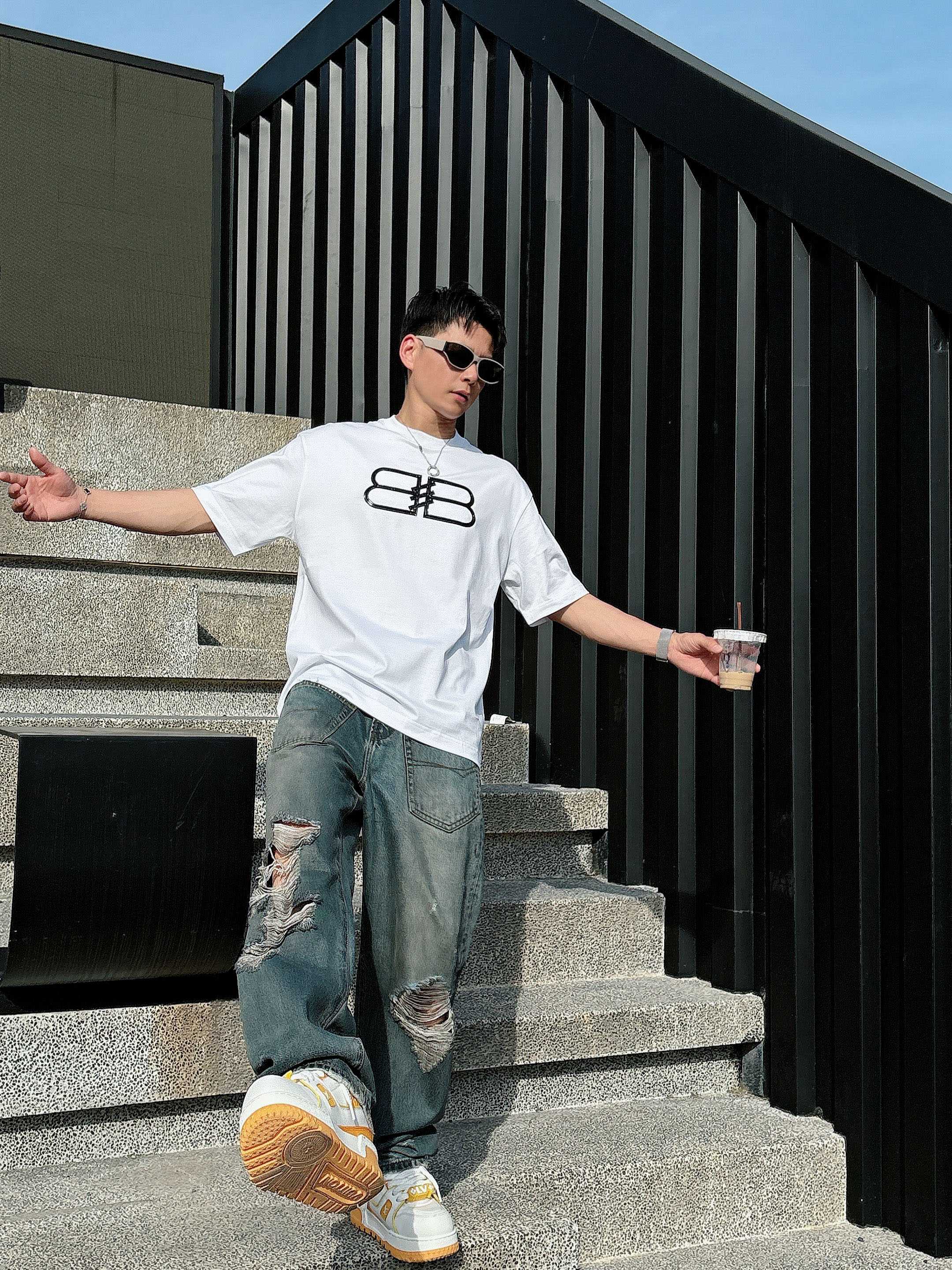 巴黎世家 2025春夏新款首发专柜最新款短袖圆领T恤 高端订制 设计前卫时尚！品牌logo重工艺设计 高